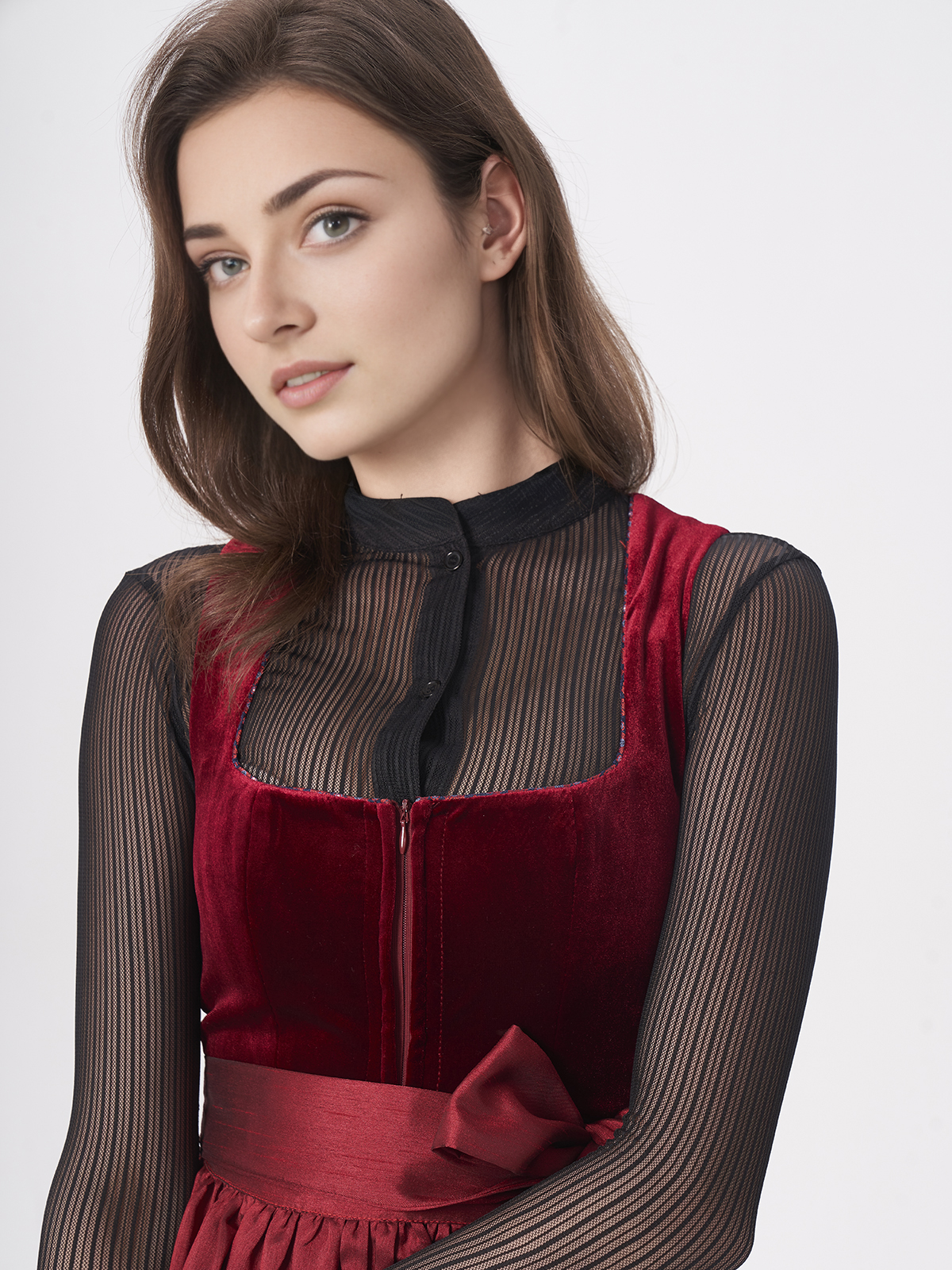 Dirndl in Rot mit traditioneller Schürze