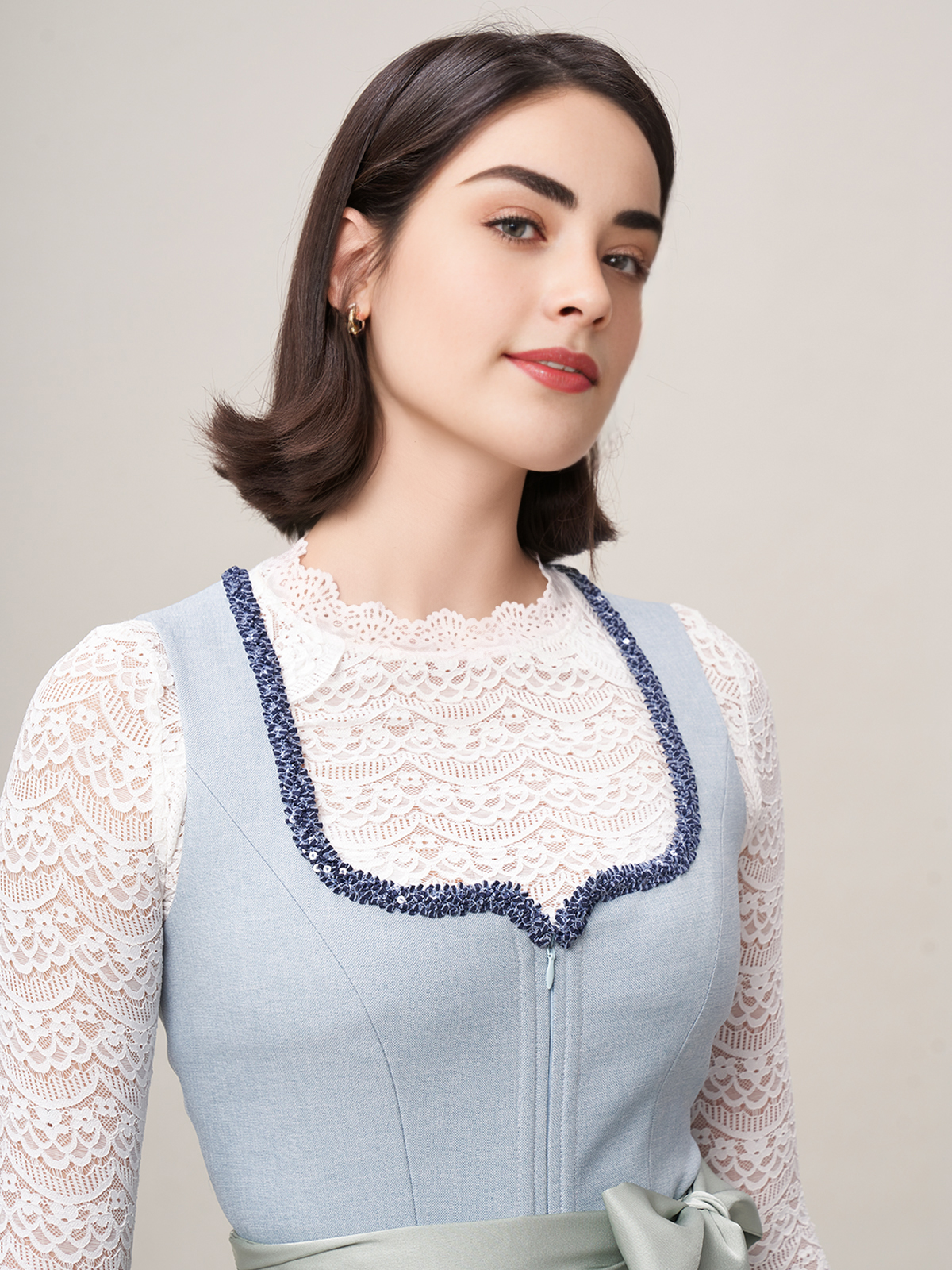 Ehreer Dirndl in Blau – Eleganz trifft Tradition