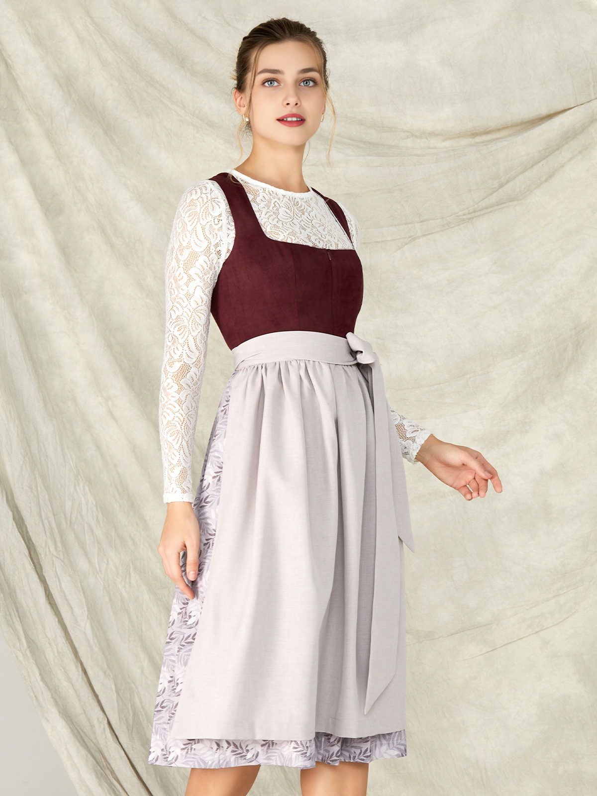 Schwarzes Dirndl mit lila Akzenten