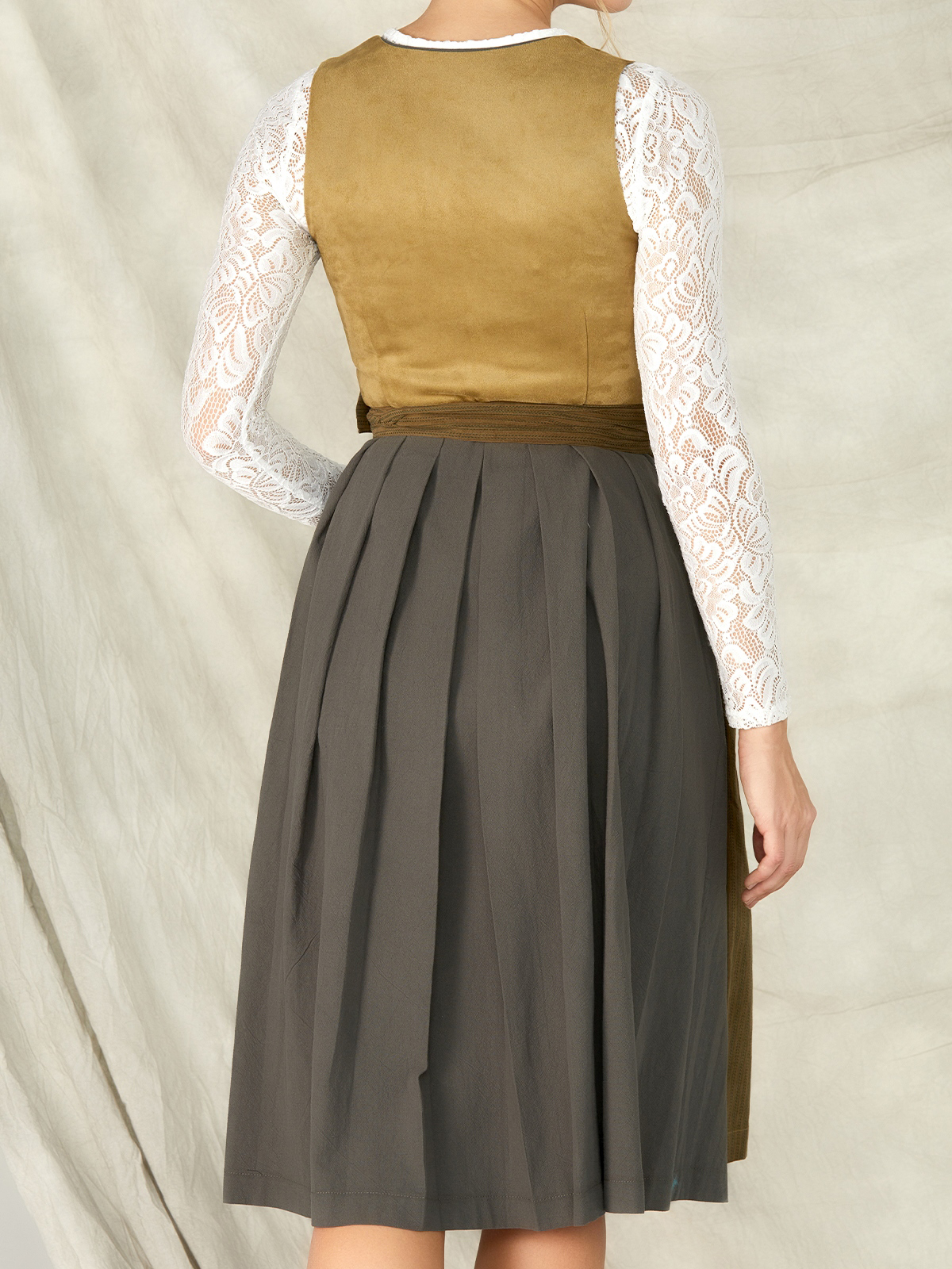 Dirndl aus Samt in Grün