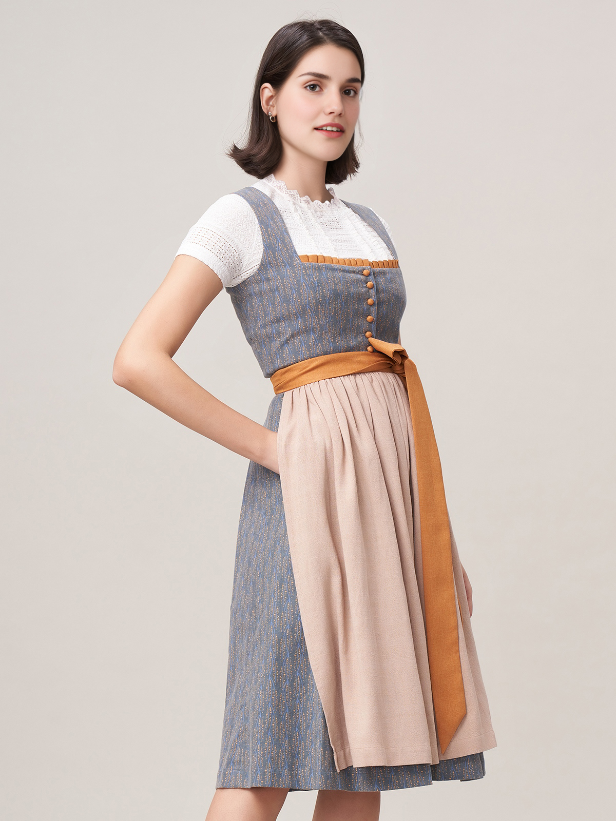 Modernes Dirndl in Blau mit Lochspitzen-Bluse