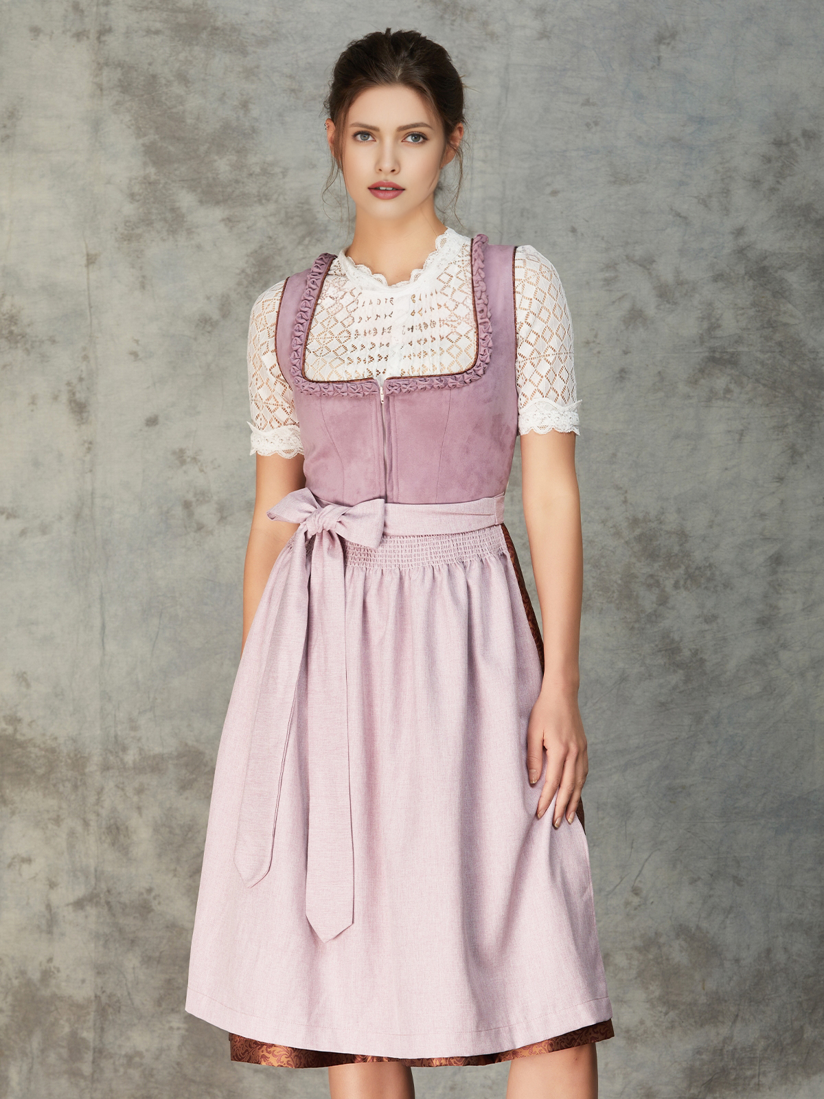 Modernes Dirndl in Grün mit figurbetonter Silhouette