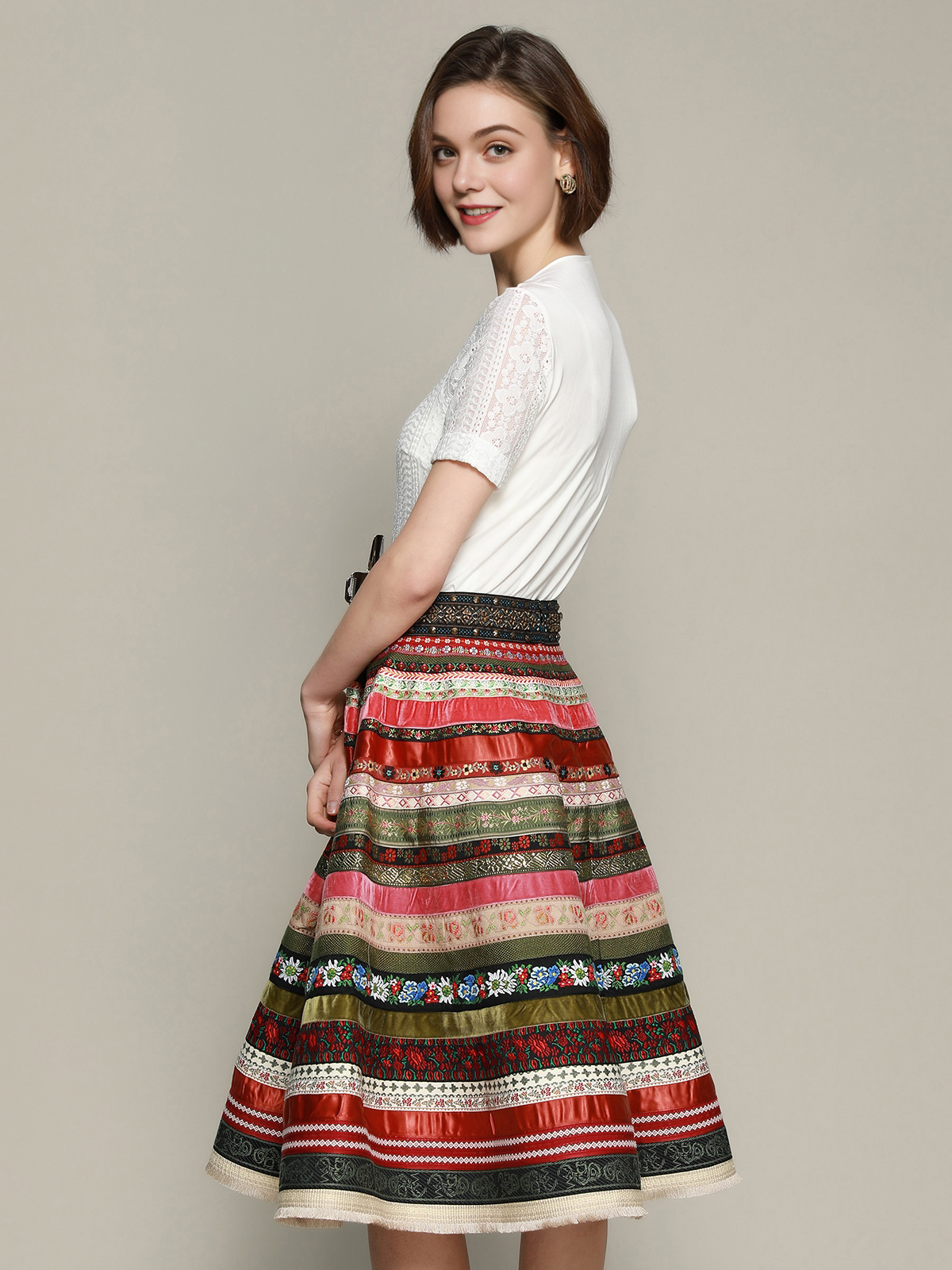 Modernes schwarzes Dirndl mit eleganter Schürze