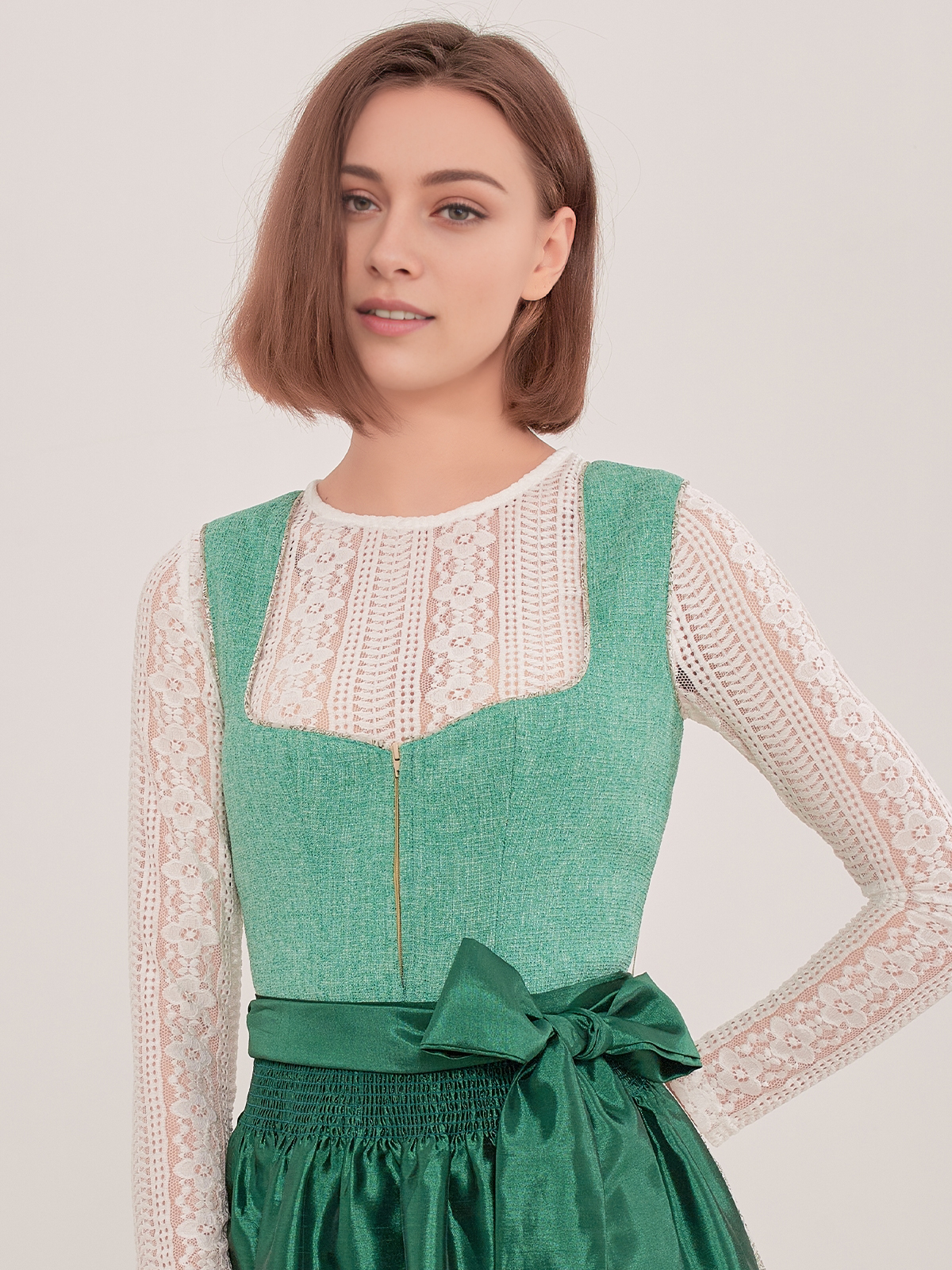 Grünes Dirndl mit blumigen Details