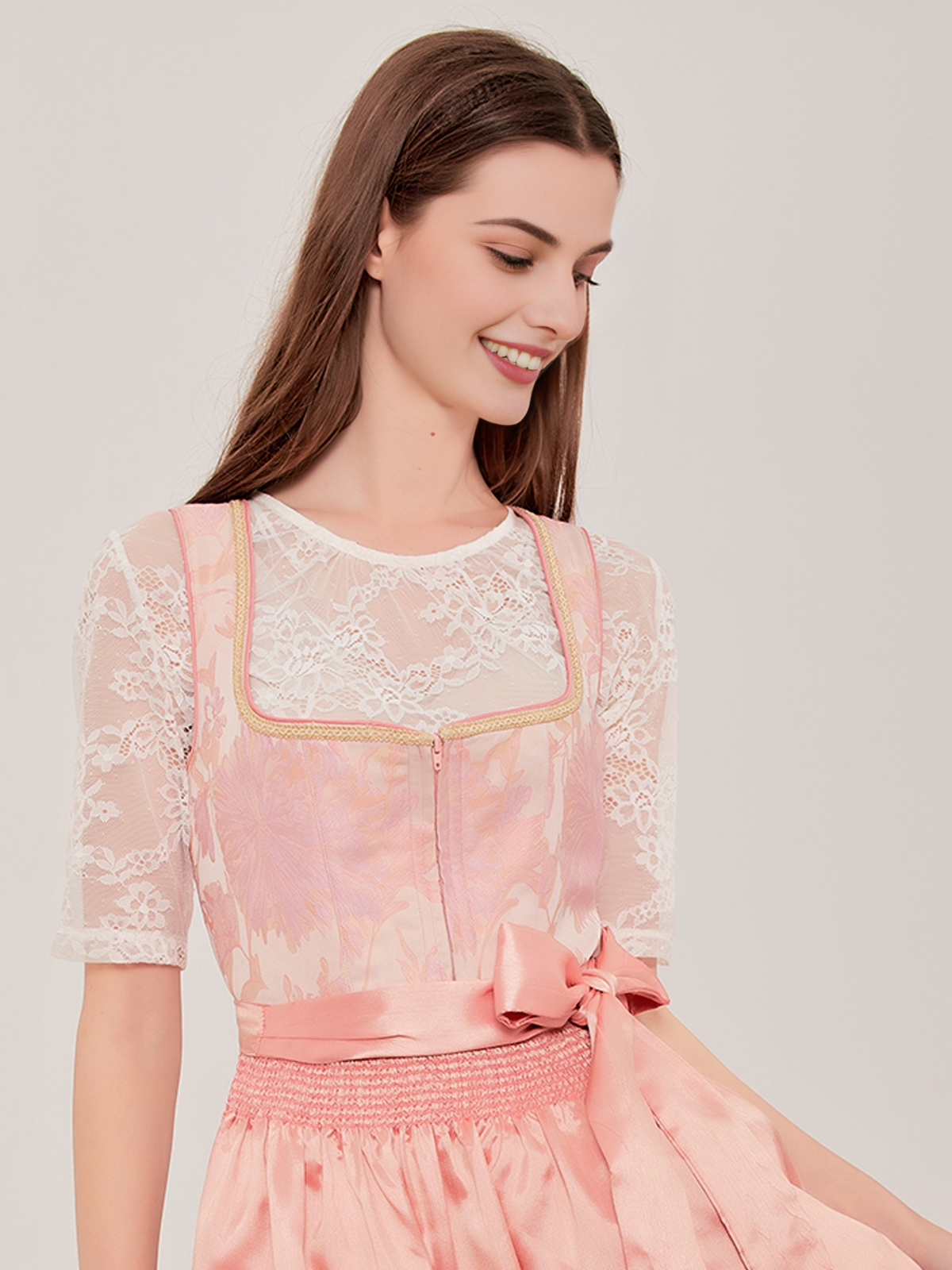 Dirndl in Rosa mit floralen Details
