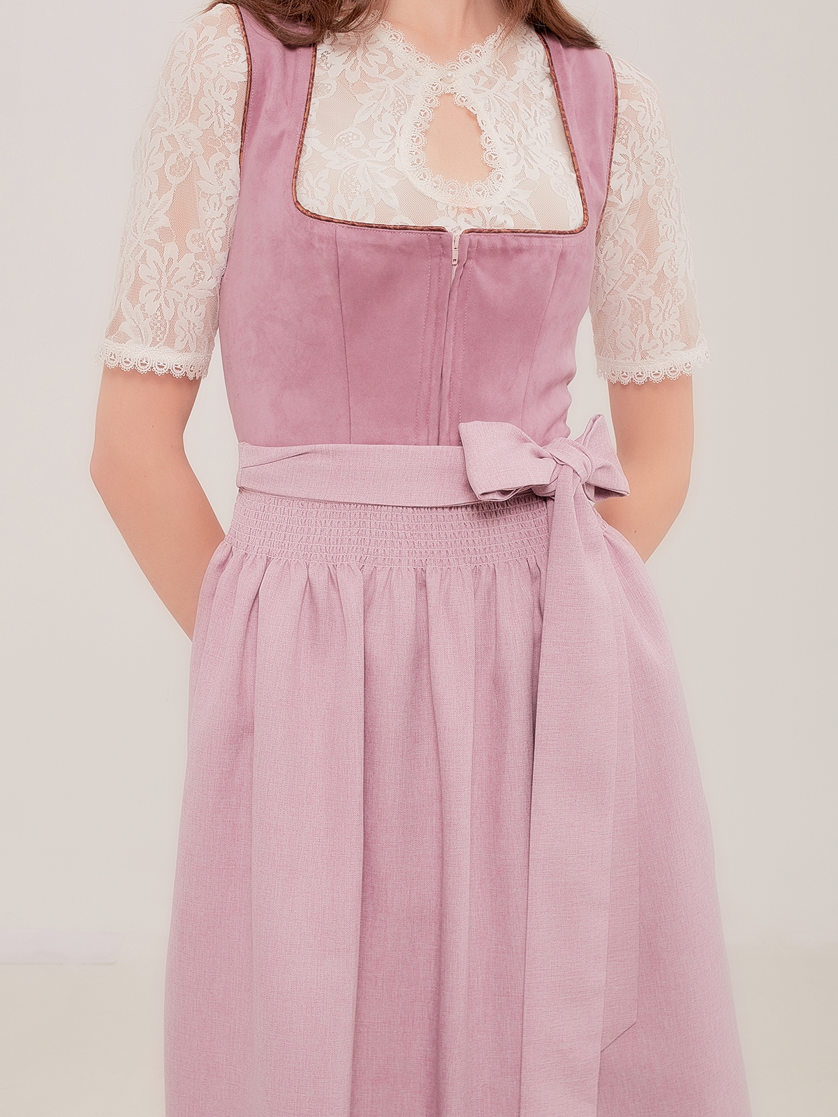 Modernes Dirndl in Lila – perfekt für städtische Outfits