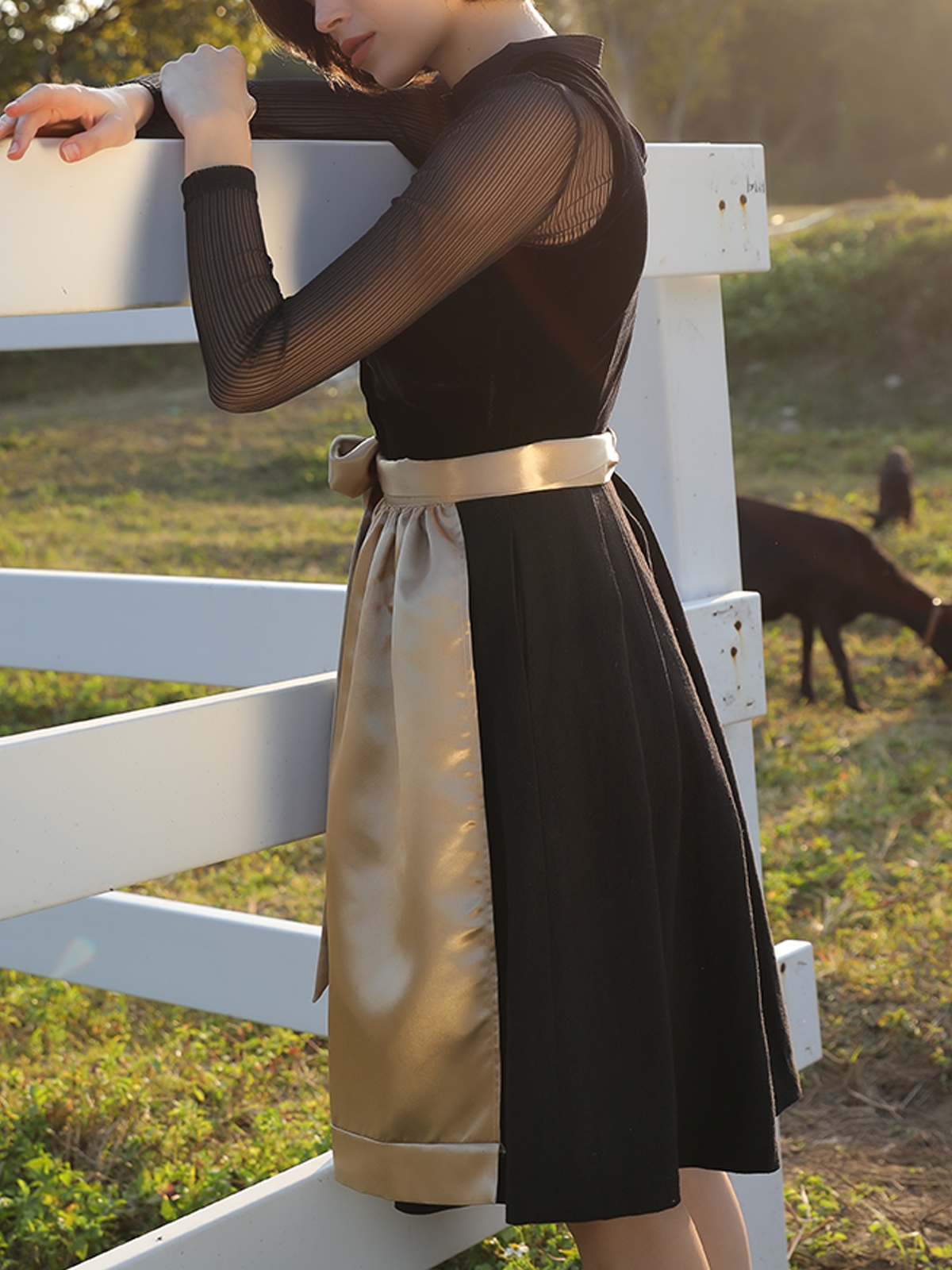 Dirndl in Schwarz mit modernen Accessoires