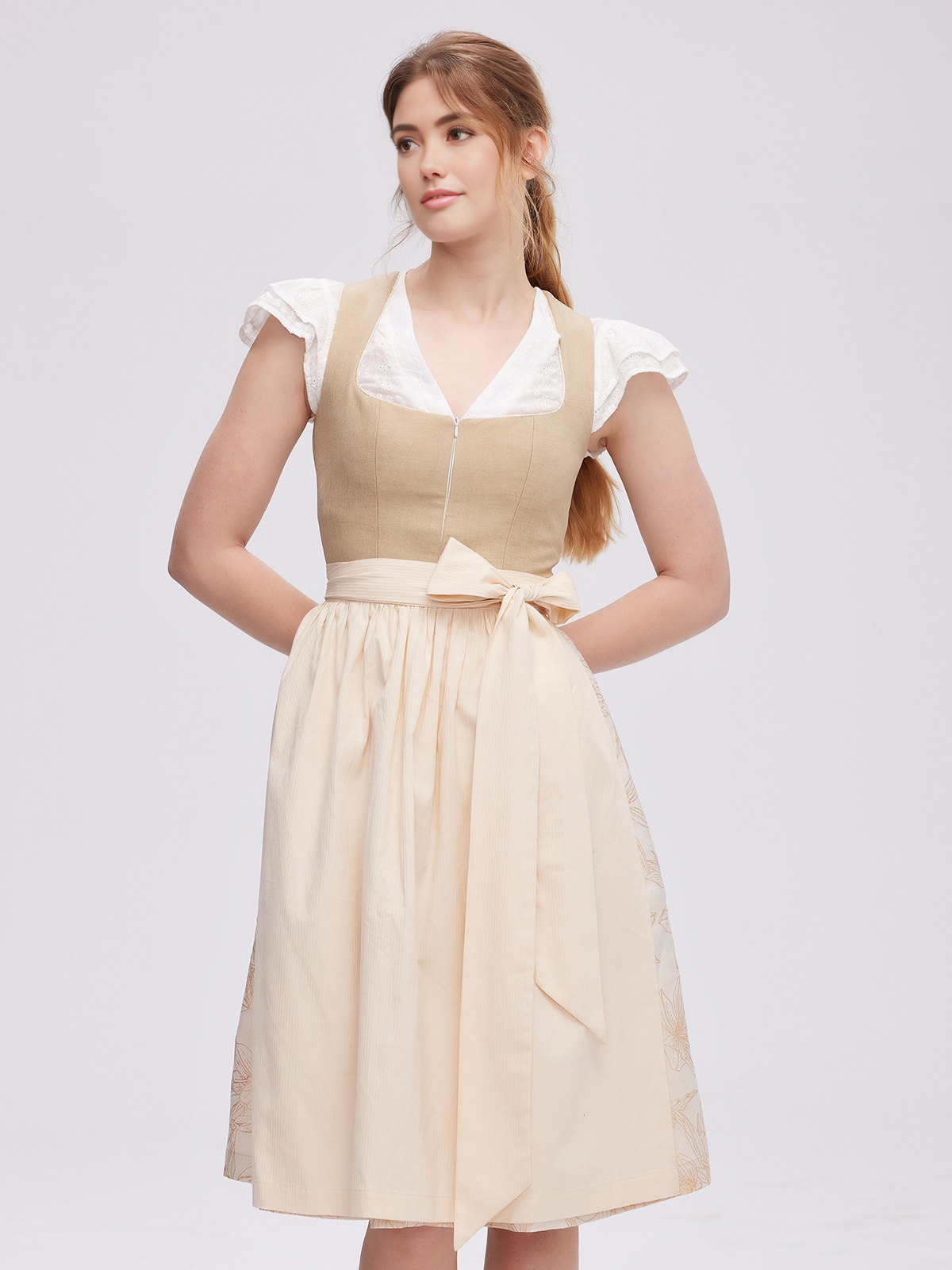 Dirndl in Braun mit traditioneller Bluse