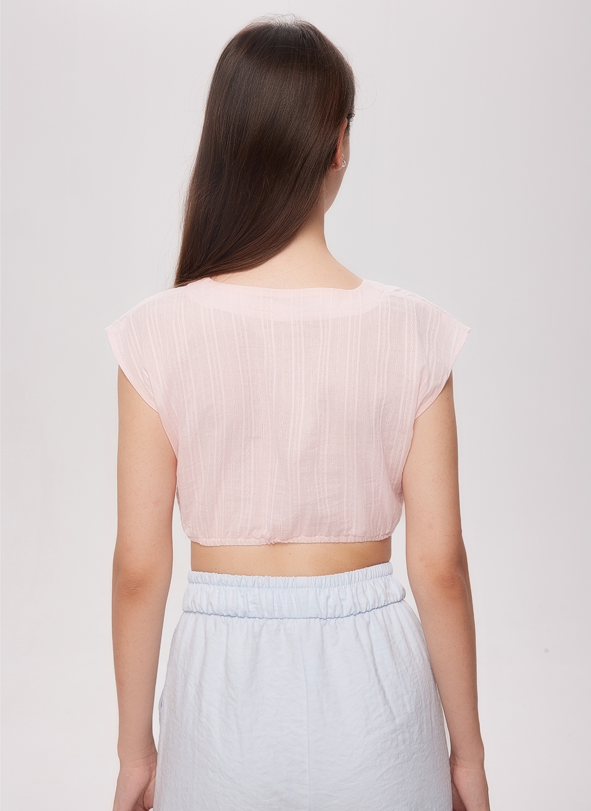 Modernes blaues Dirndl mit rosa Bluse