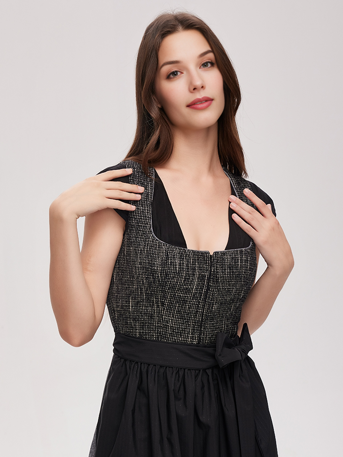 Modernes Dirndl in dunkelblau mit figurbetonter Silhouette