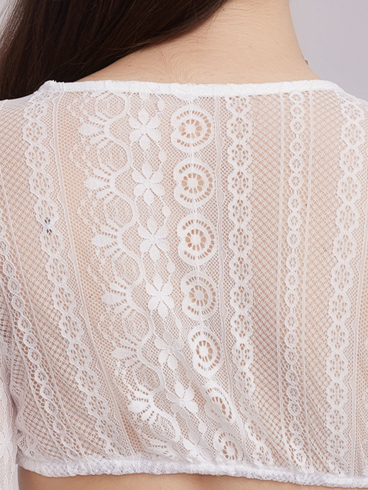 Ein schlichtes beiges Dirndl mit weißer Bluse – perfekt für jeden Anlass.