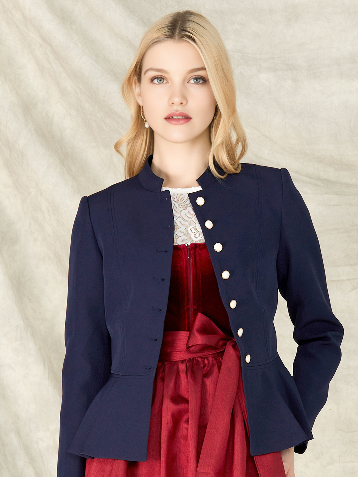 Modernes Dirndl mit Blazer