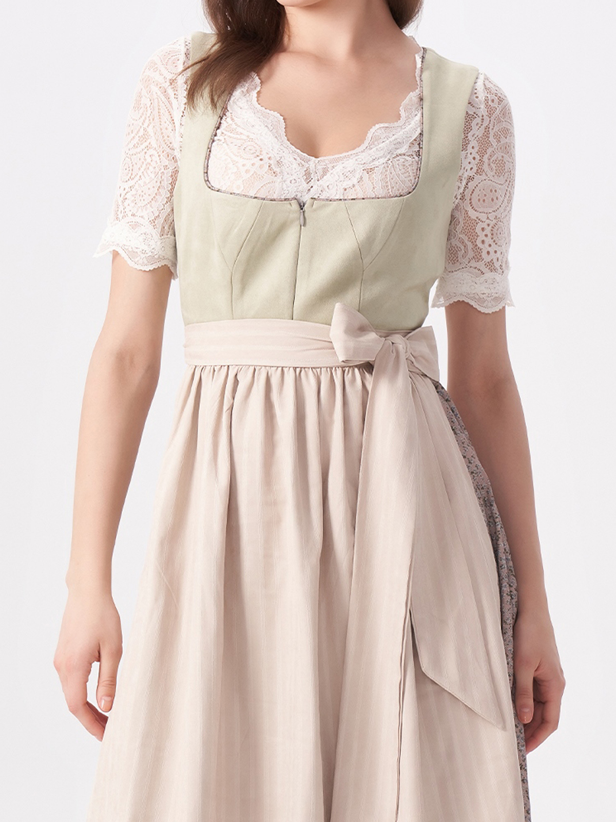Dirndl mit Langarmbluse in Grün