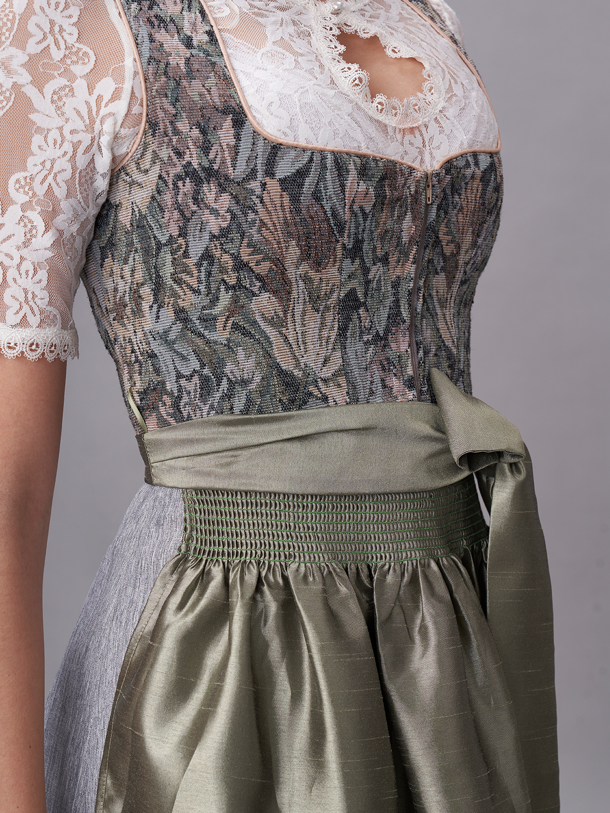 Dirndl mit Reißverschluss vorne in Grün
