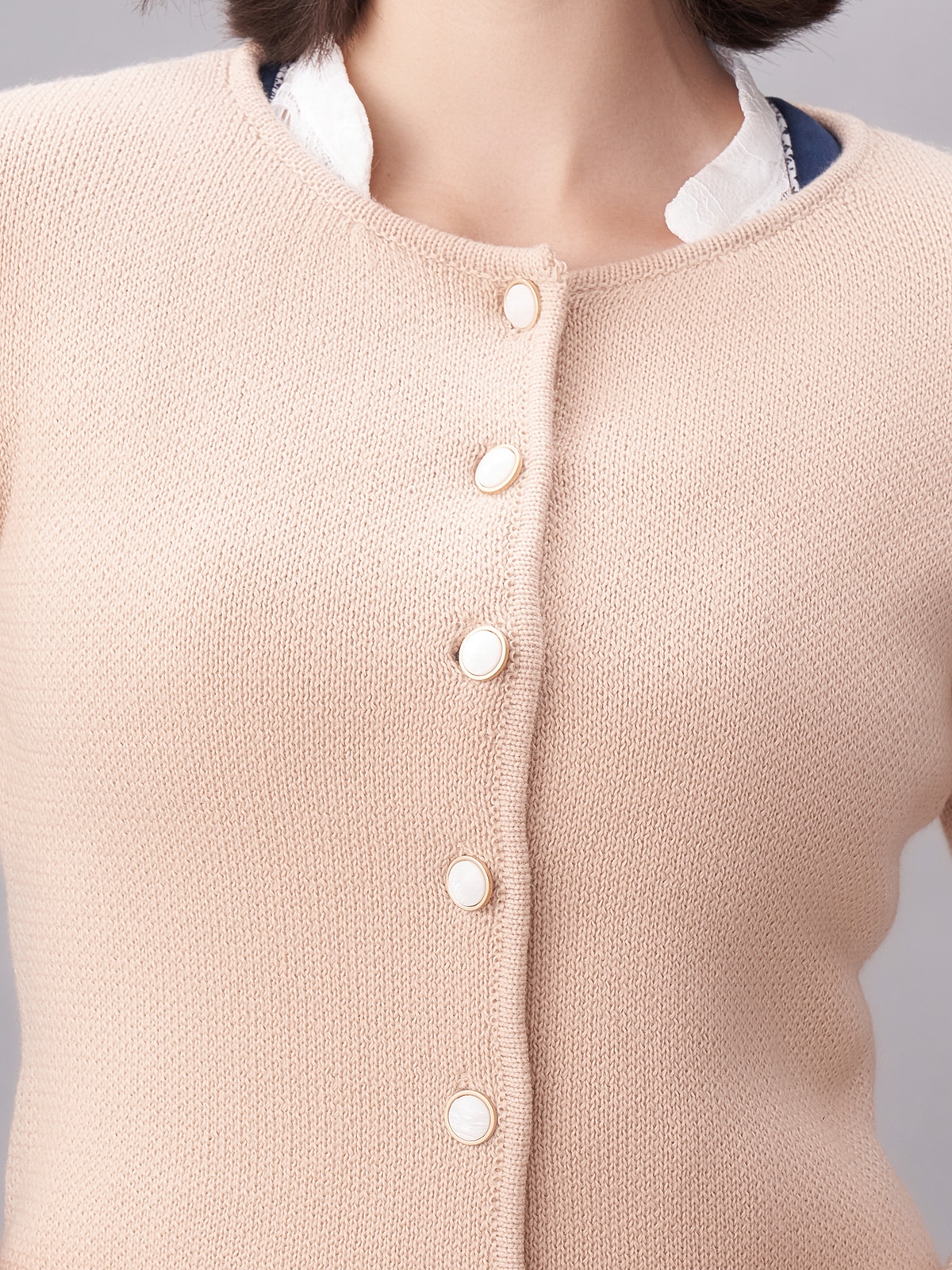 Dirndl in Braun mit floralen Details