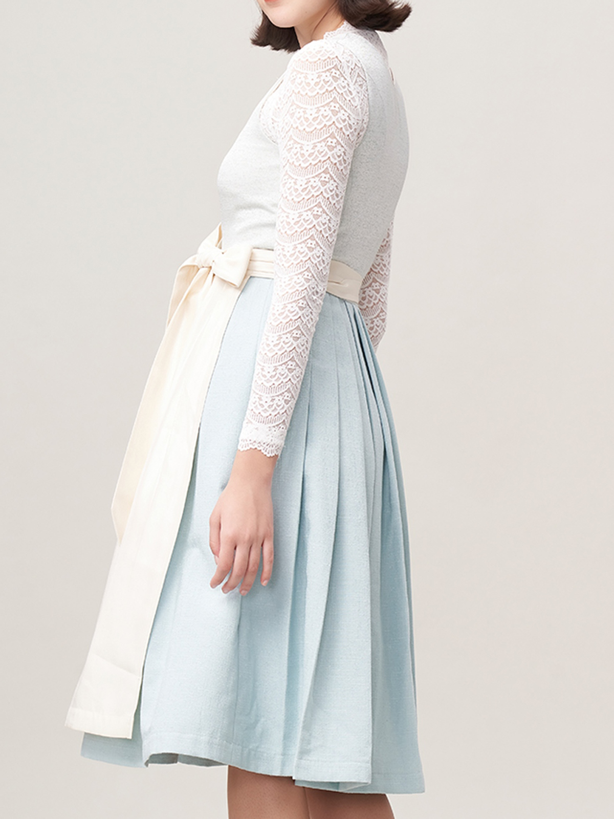 Dirndl hochgeschlossen blau – stilvolle Eleganz für moderne Frauen