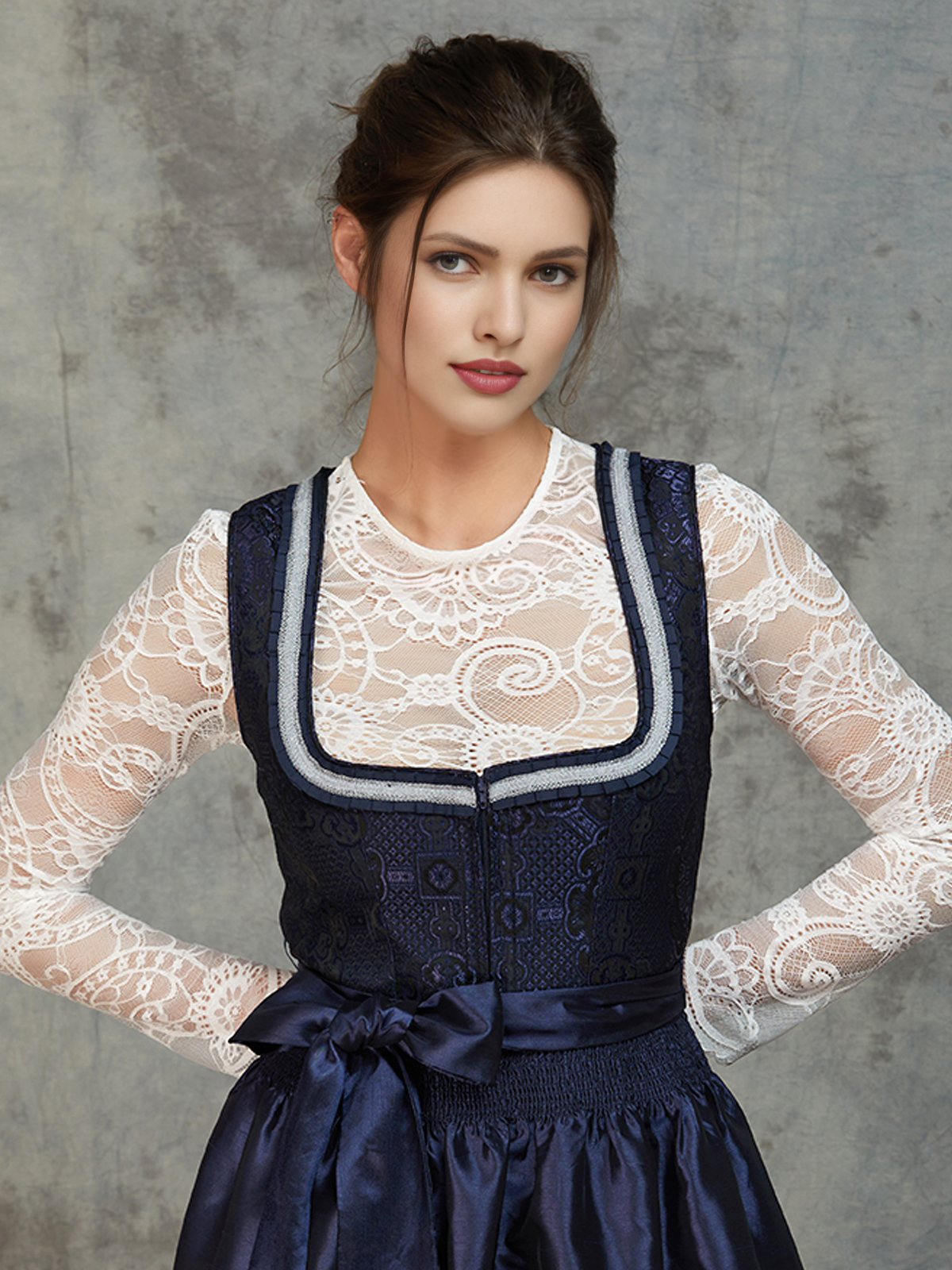 Modernes Dirndl in Grau