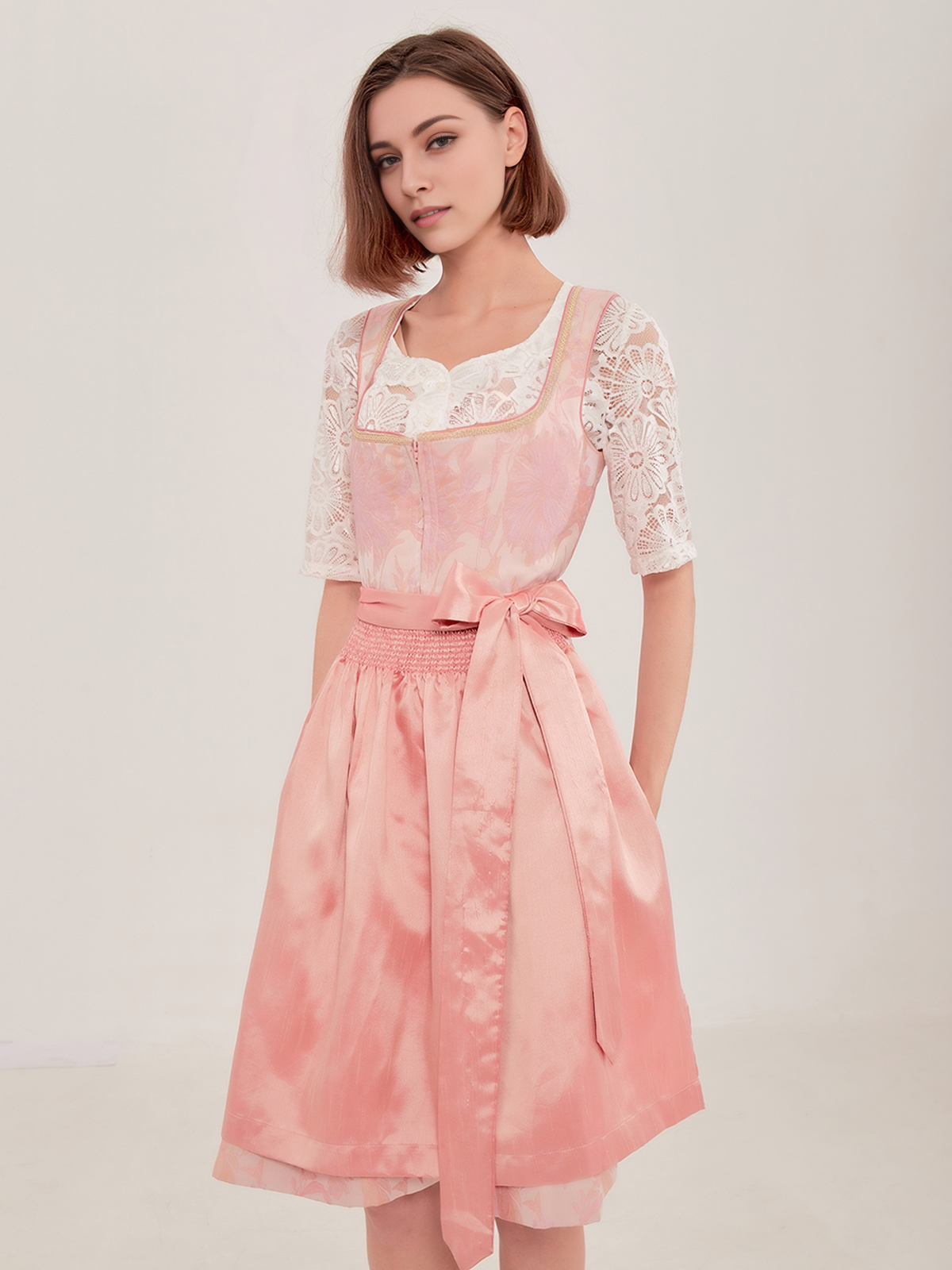 Modernes Dirndl in dunkelblauem Samt