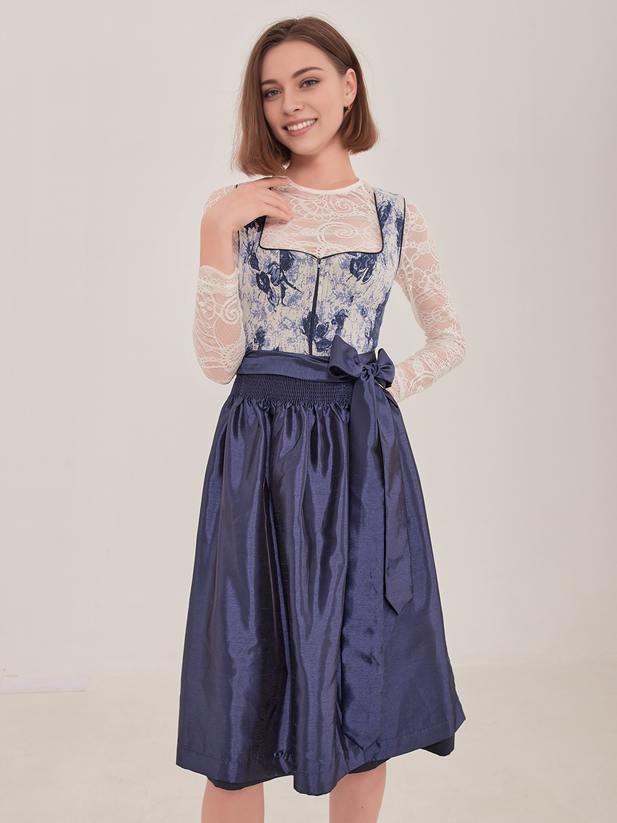 Dirndl Mini Grün in Aktion