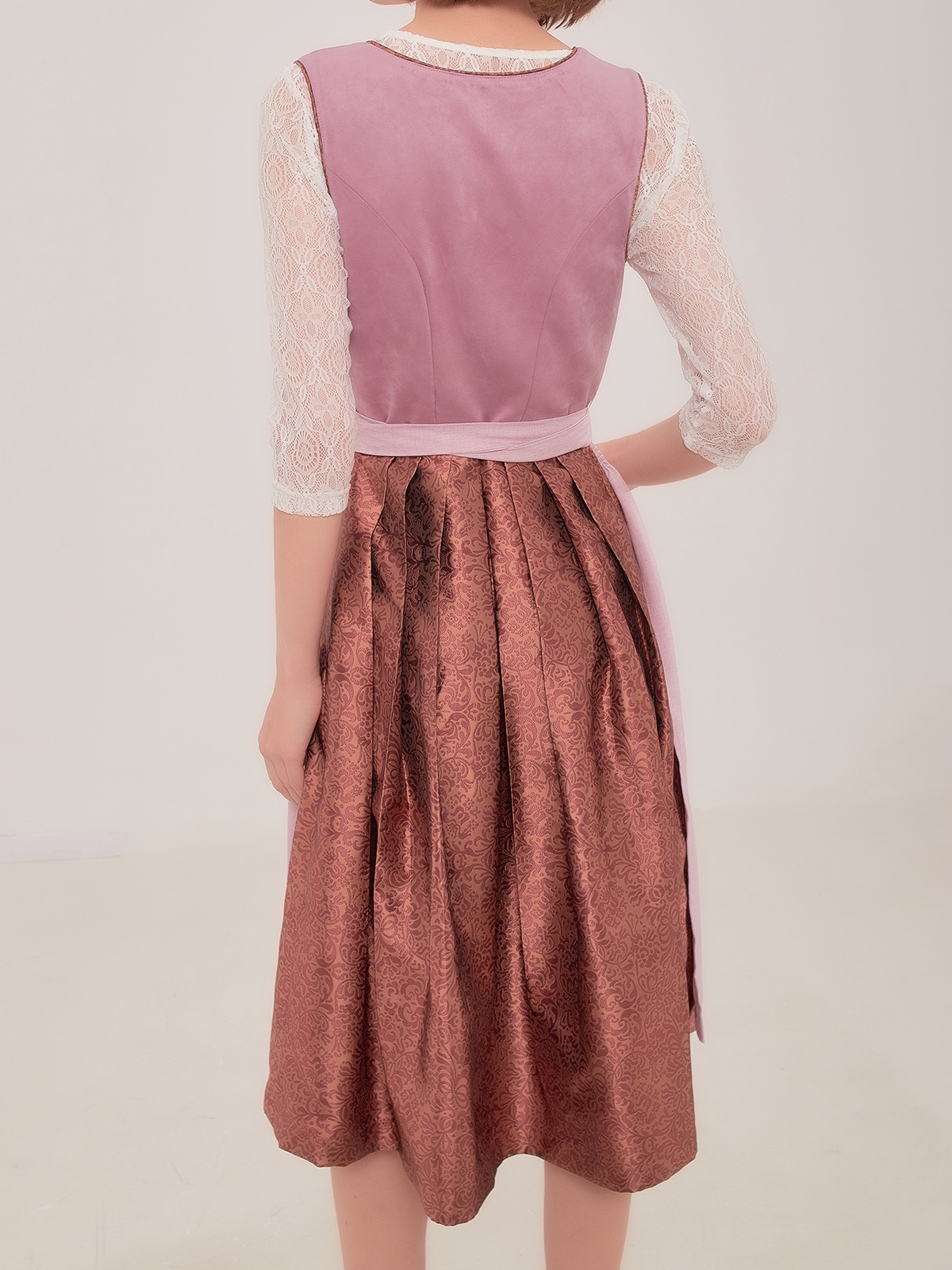 Modernes lila Dirndl in monochromer Ausführung