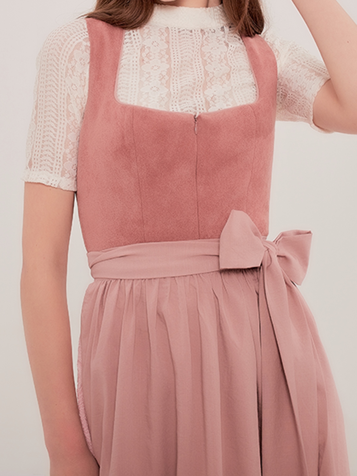 Modernes Dirndl in Rosa mit taillenbetontem Schnitt