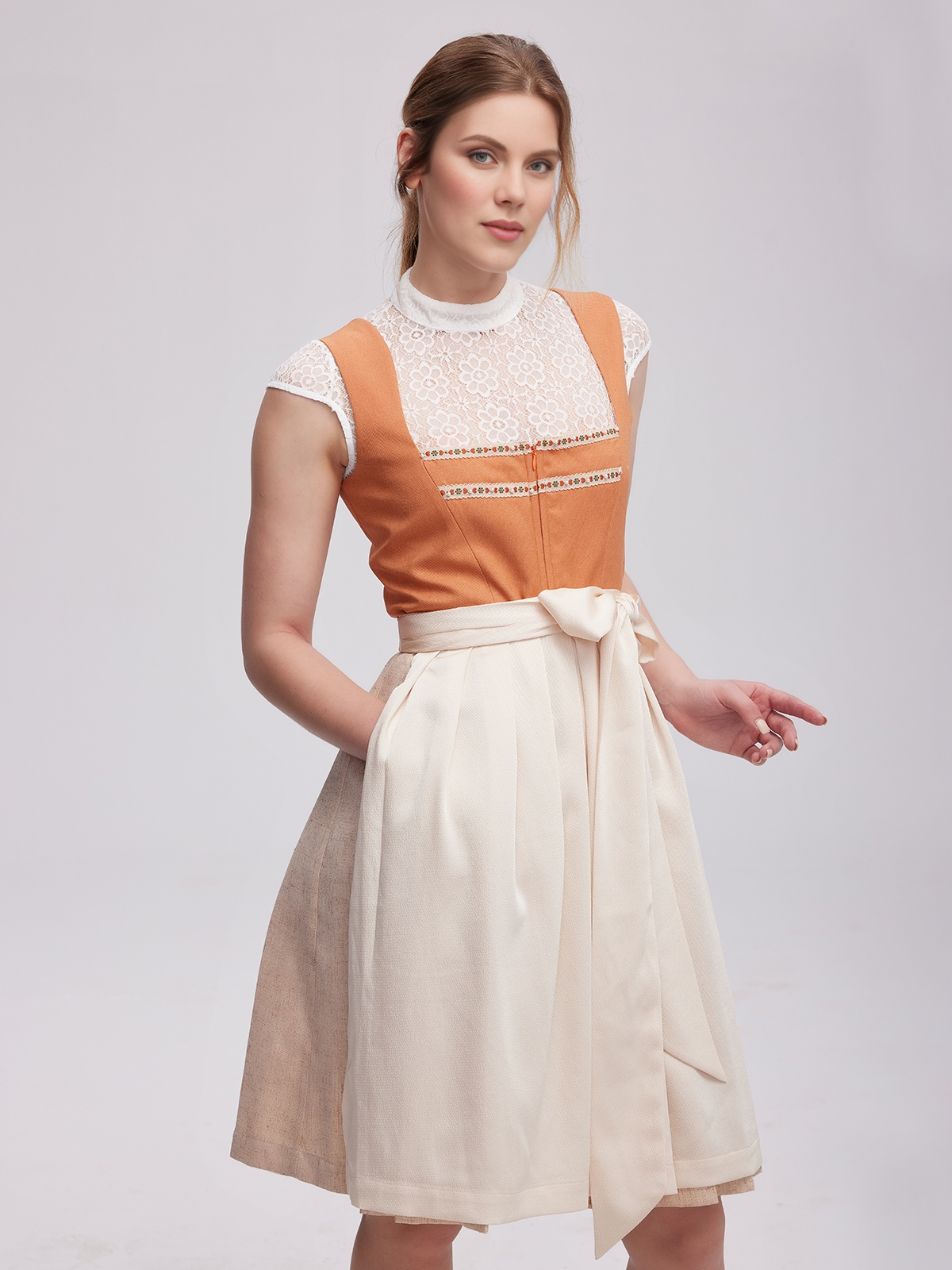 Ein elegantes Dirndl pastell grün mit floralen Details, perfekt für festliche Anlässe.