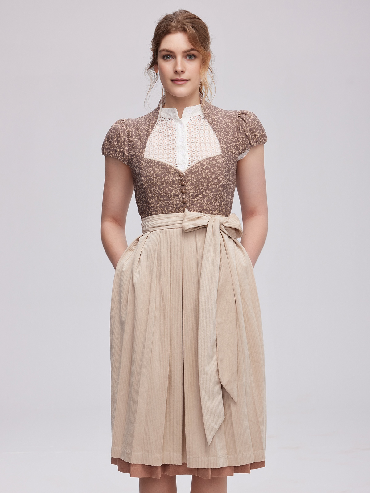Moderne Dirndl-Kleider in Braun mit schmeichelndem Schnitt