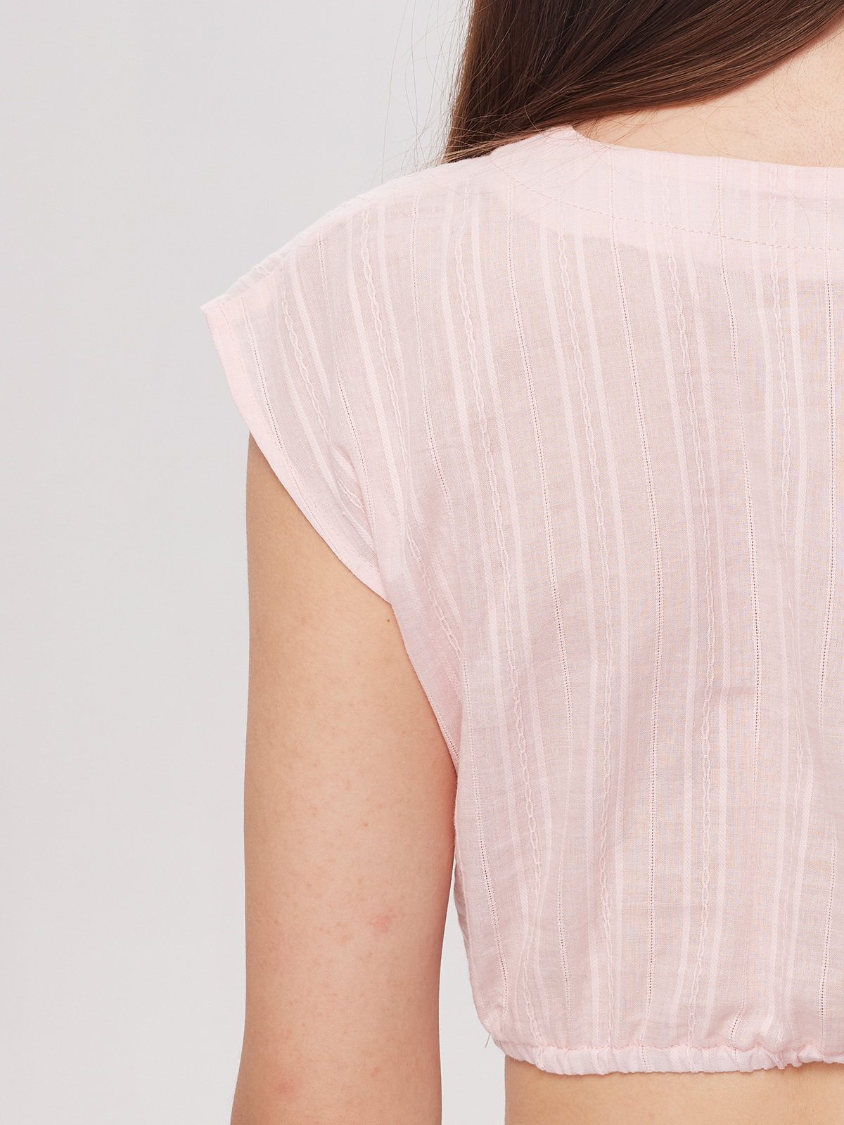 Modernes Dirndl in Rosa mit figurbetonter Silhouette