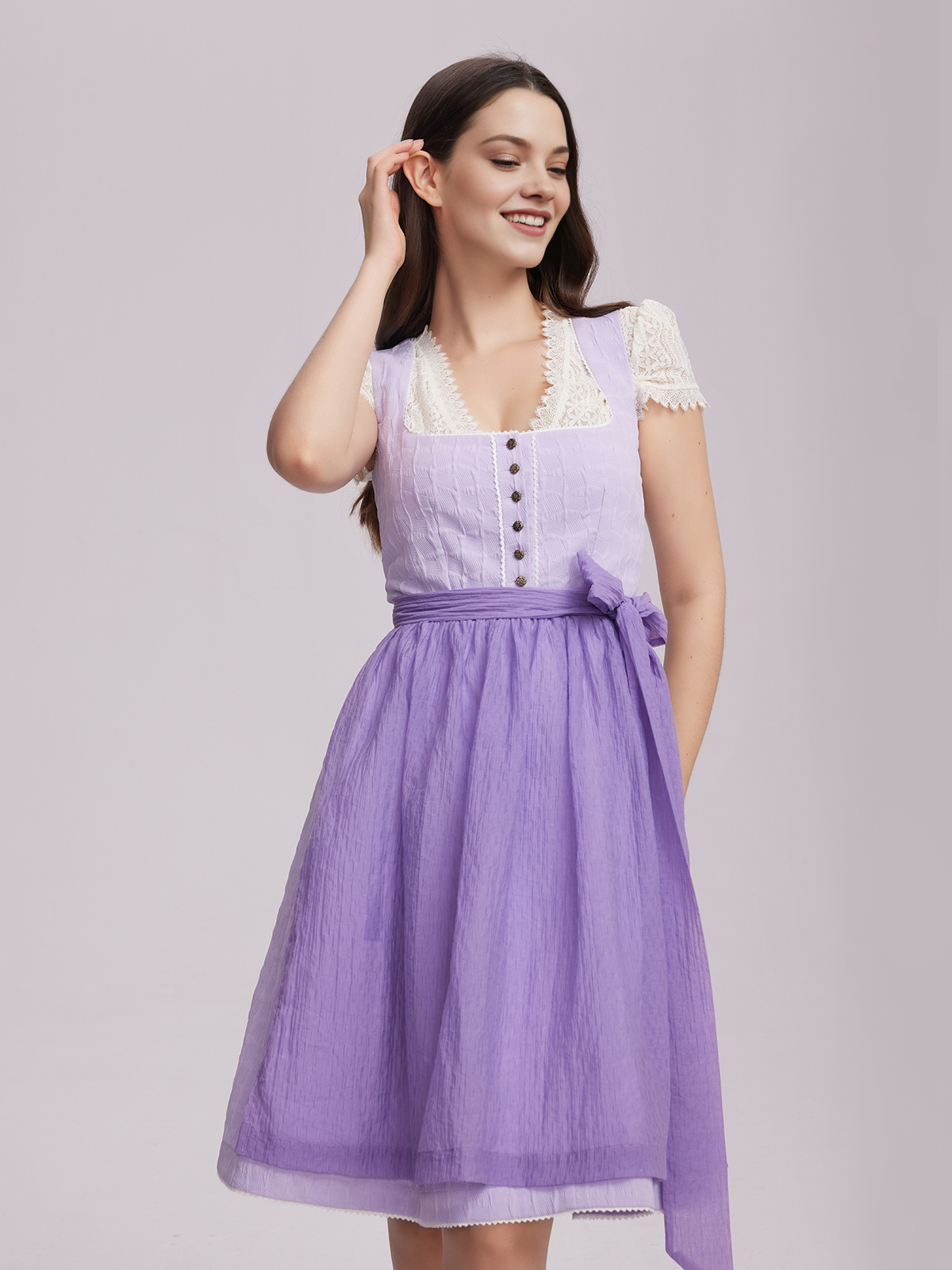 Modernes Dirndl in Lila mit eleganter Schürze