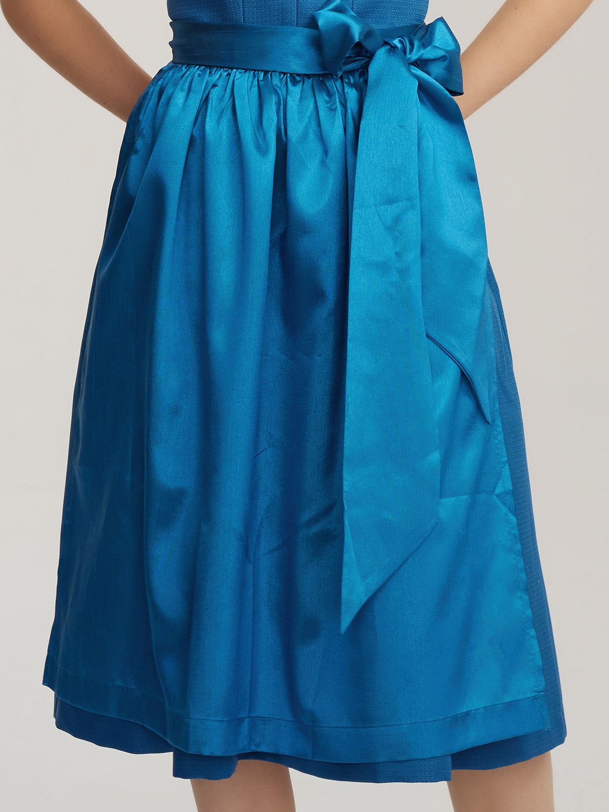 Dirndl in Blau mit schwarzer Bluse