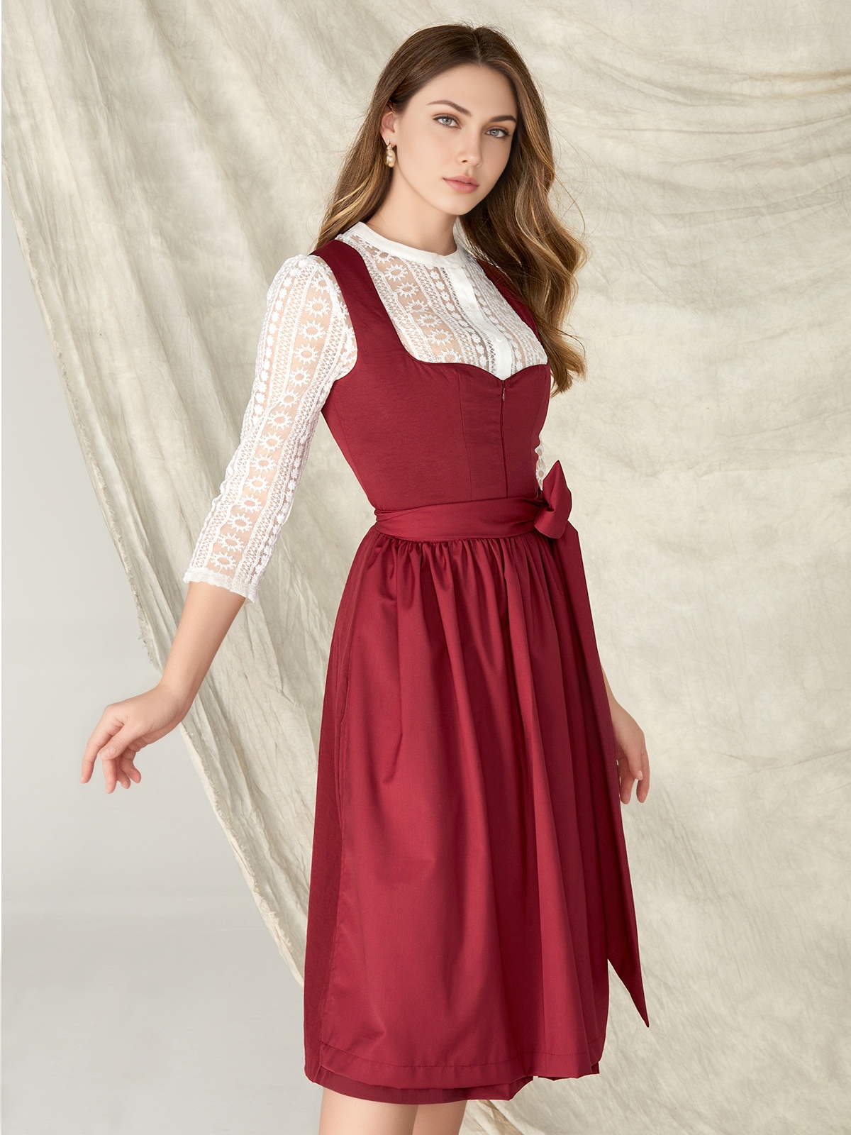 Modernes schwarzes Dirndl mit roten Akzenten