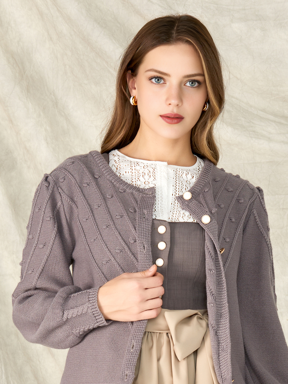 Graues Dirndl mit perfekter Passform