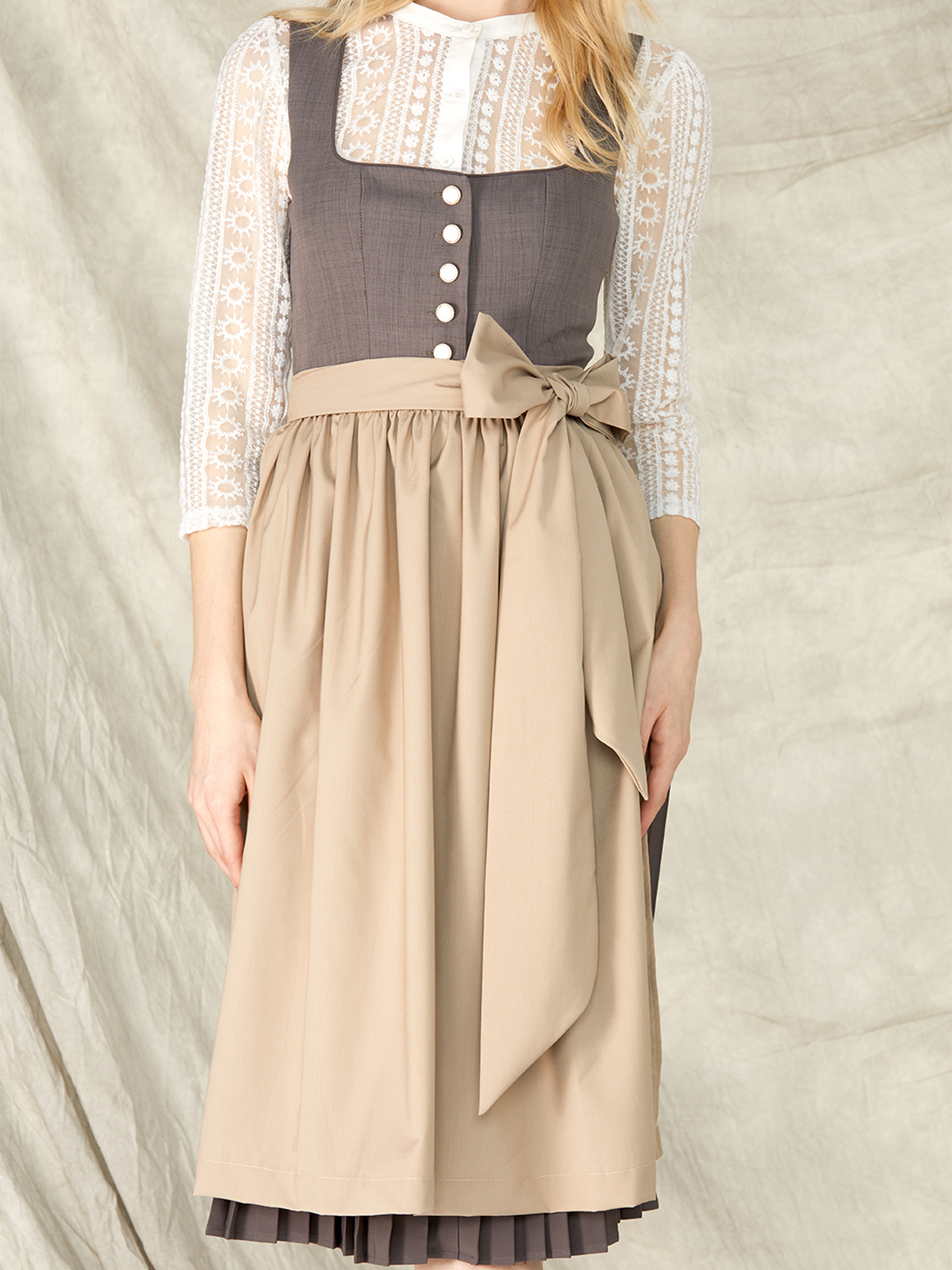 Dirndl in Grau – Eleganz in Midi-Länge