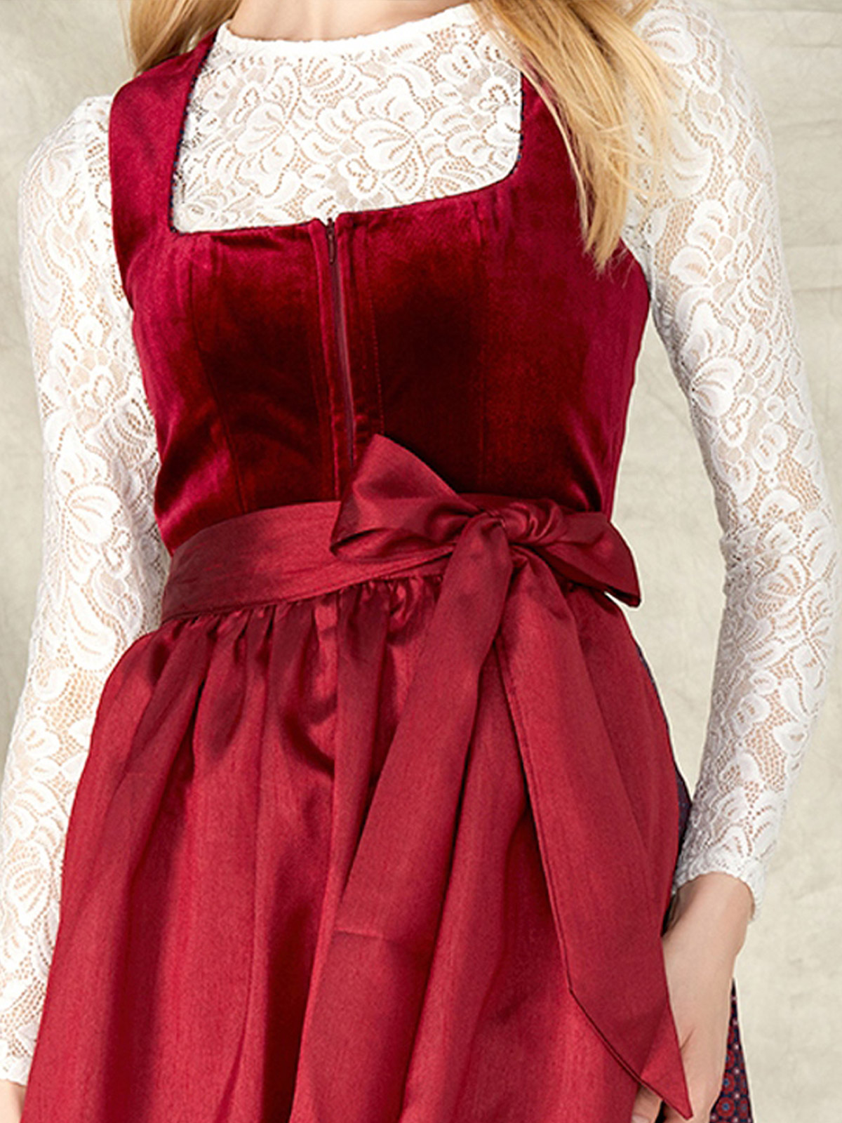 Dirndlbluse hochgeschlossen schwarz in Kombination mit einem roten Dirndl