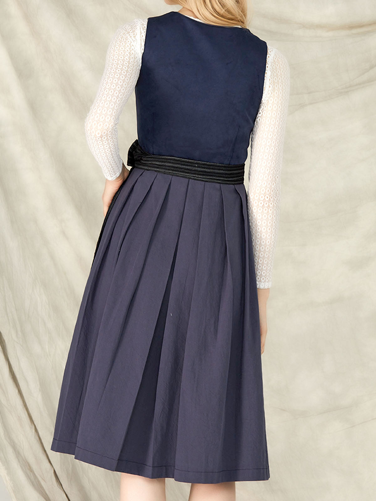 Traditionelles blaues Dirndl mit modernem Schnitt