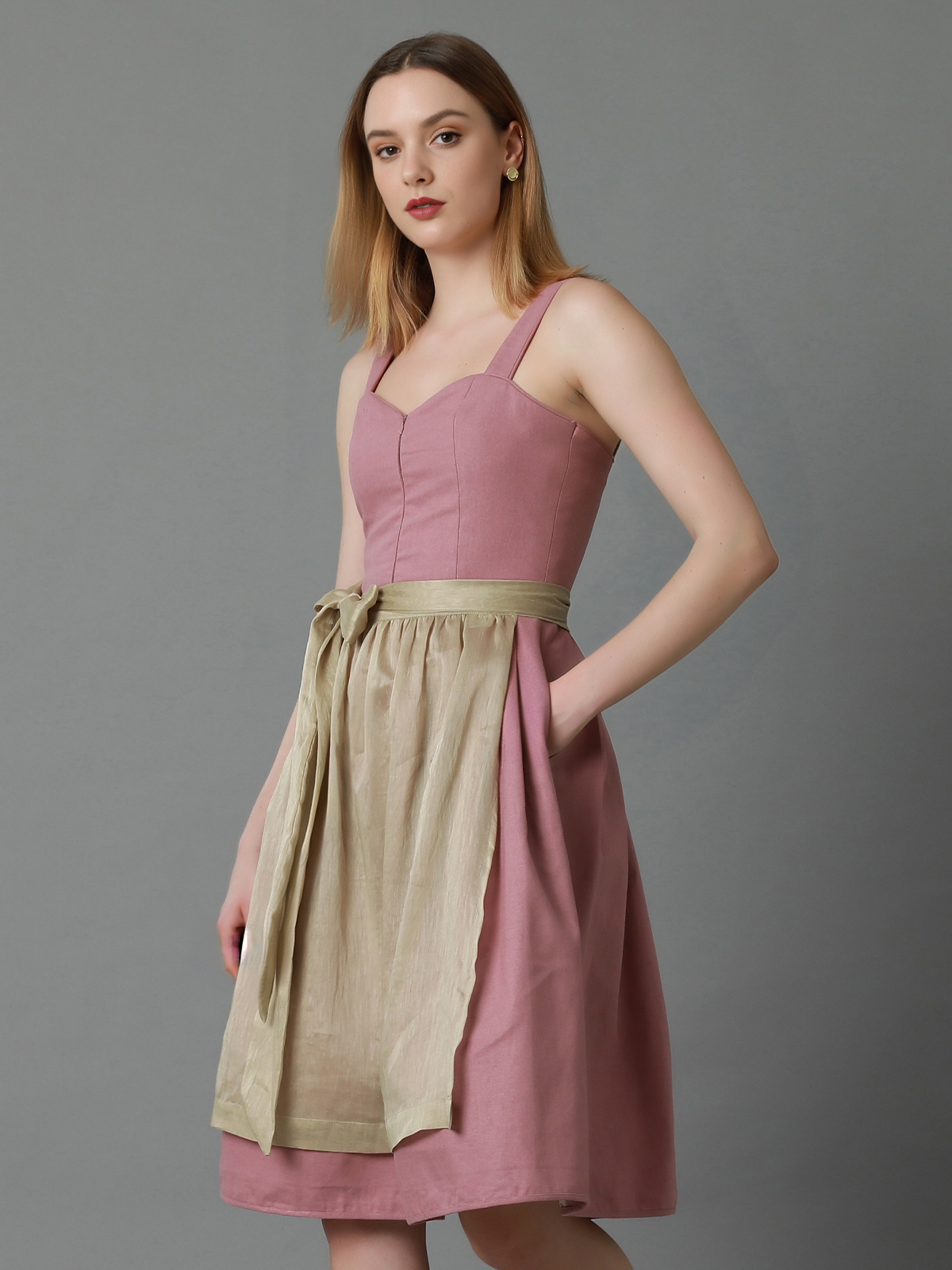 Schwarzes Samt-Dirndl mit rosa Schürze