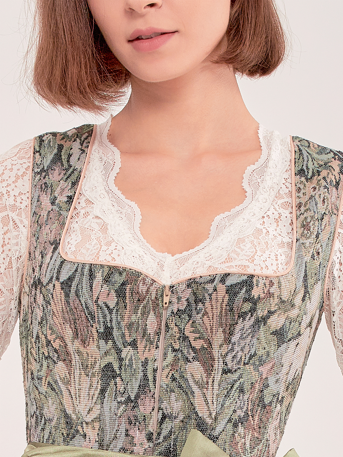 Dirndl in Jeansblau mit traditionellen Stickereien