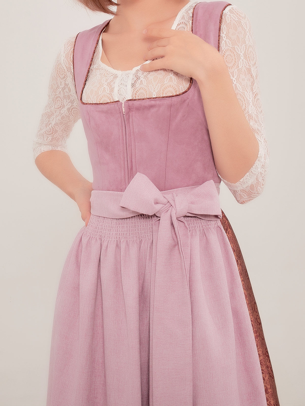 Dunkelrotes Dirndl mit floralen Details