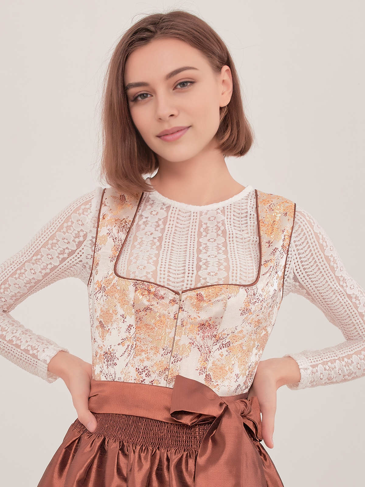 Lila Dirndl mit Spitzenbesatz