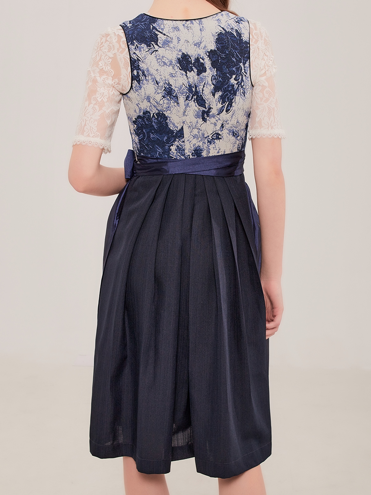 Traditioneller Dirndl in Blau – zeitlos und elegant