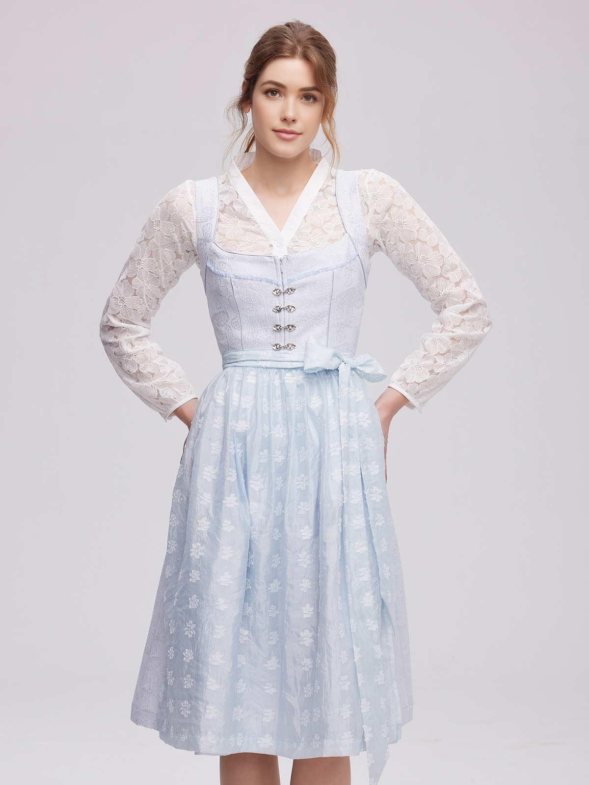 Modernes Dirndl in Blau – perfekt für stilvolle Anlässe