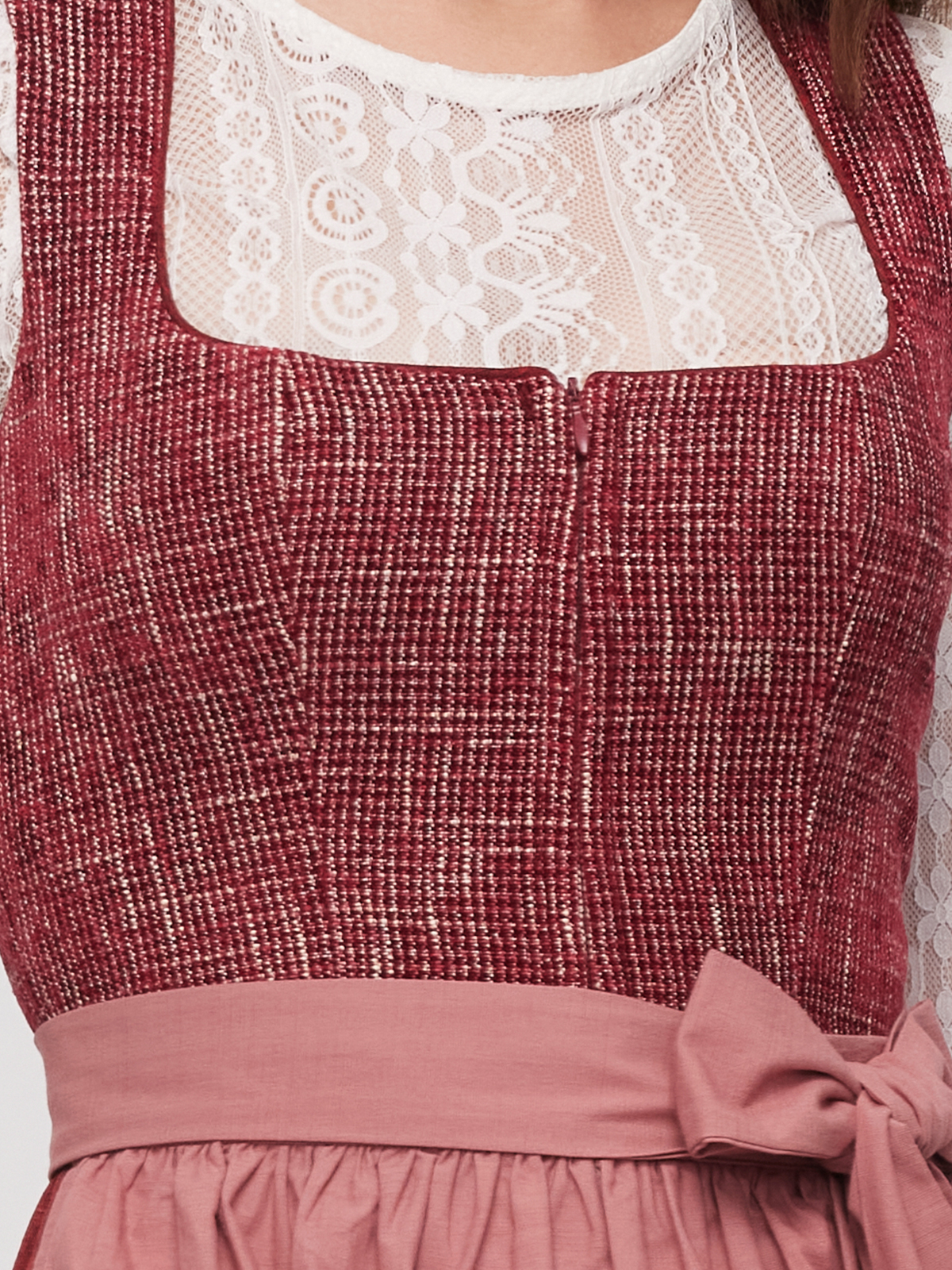 Stylische schwarz Dirndlbluse mit rotem Dirndl