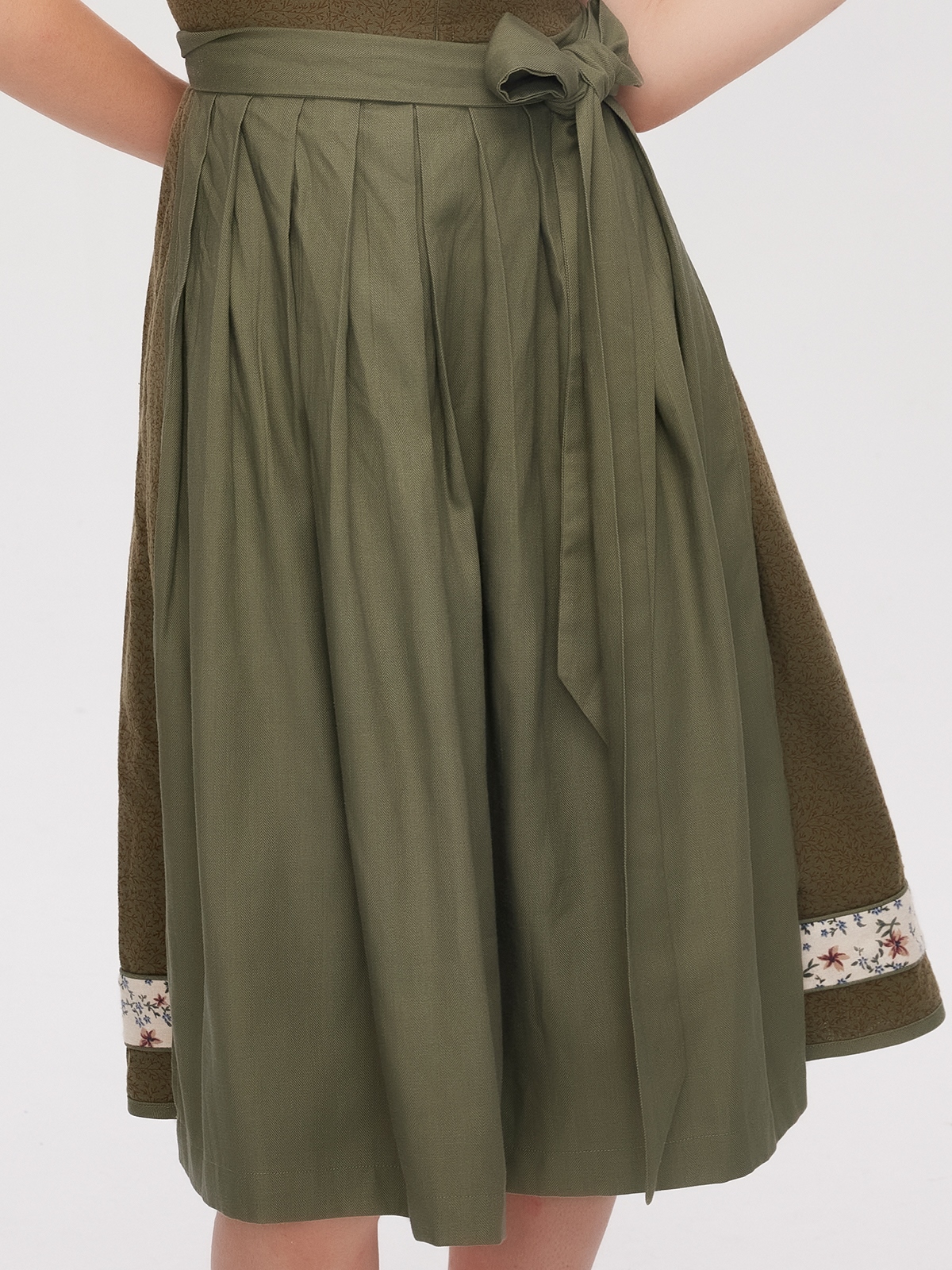 Modernes beiges Dirndl mit schlichter Bluse