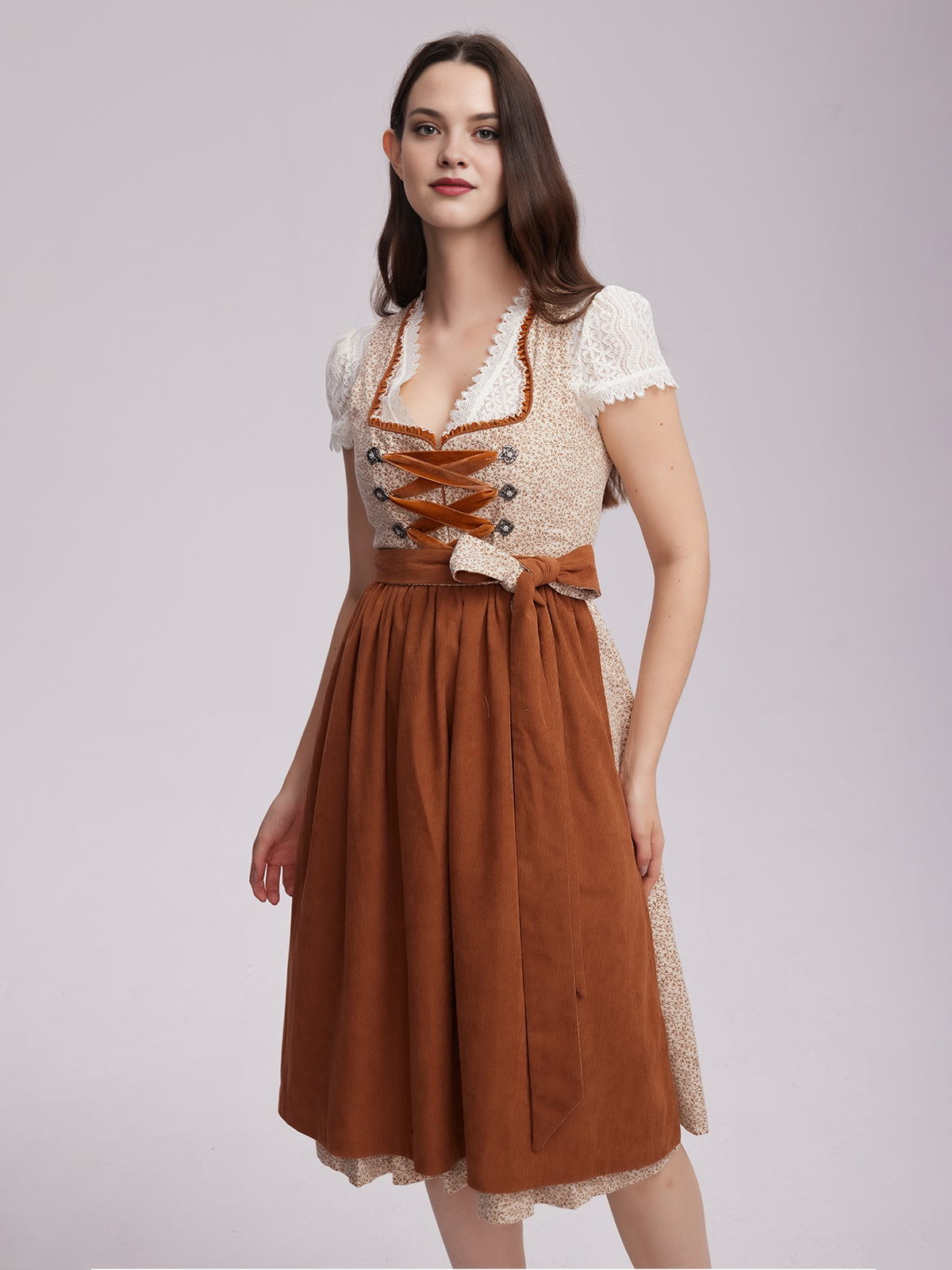 Dirndl in Braun mit tiefem Ausschnitt