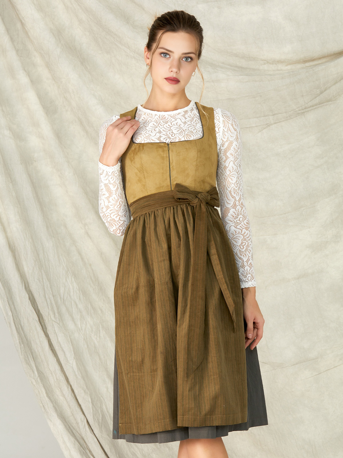 Modernes Dirndl in Grün – schlanke Silhouette und femininer Schnitt
