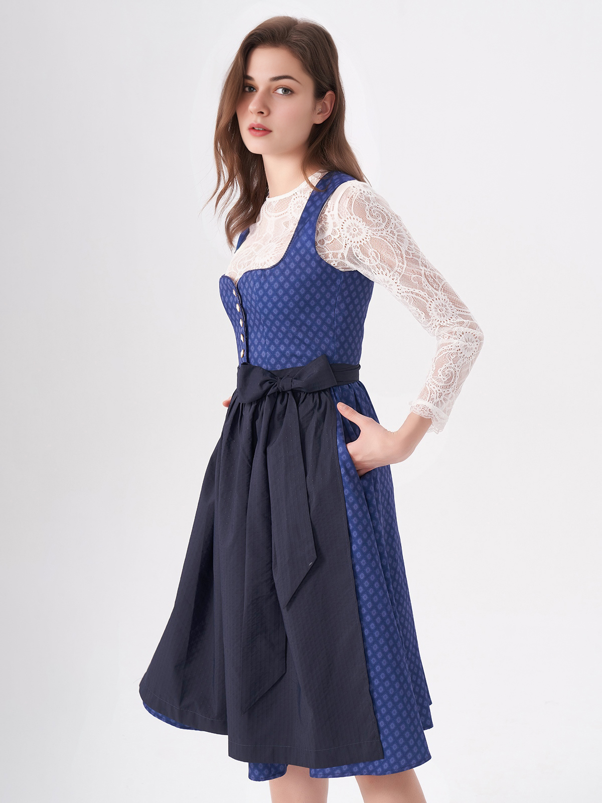 Dirndl mit blauem Ausschnitt