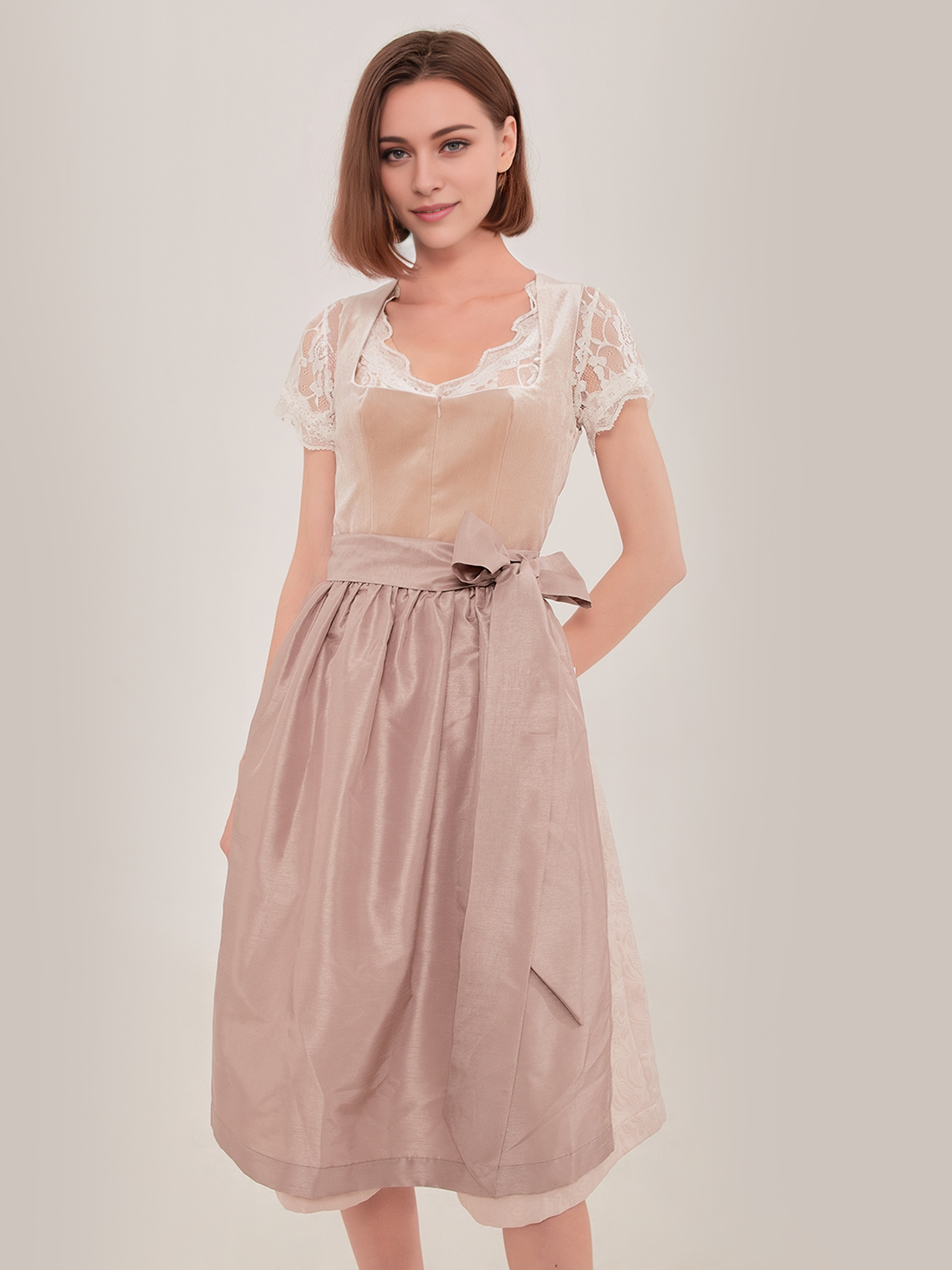 Ein klassisches braunes Dirndl mit Langarmbluse – perfekt für festliche Anlässe