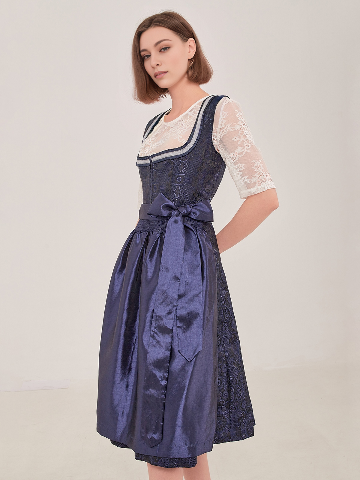 Modernes Dirndl in Grün mit figurbetonter Silhouette