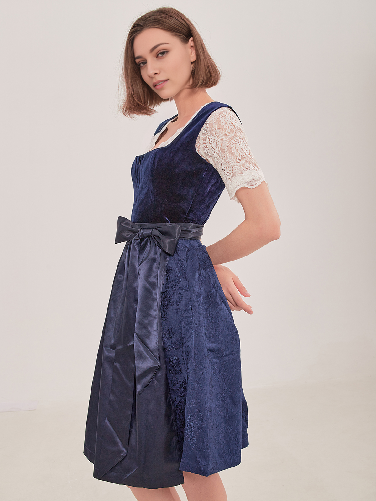 Kurzes Dirndl in Blau – stilvoll & günstig