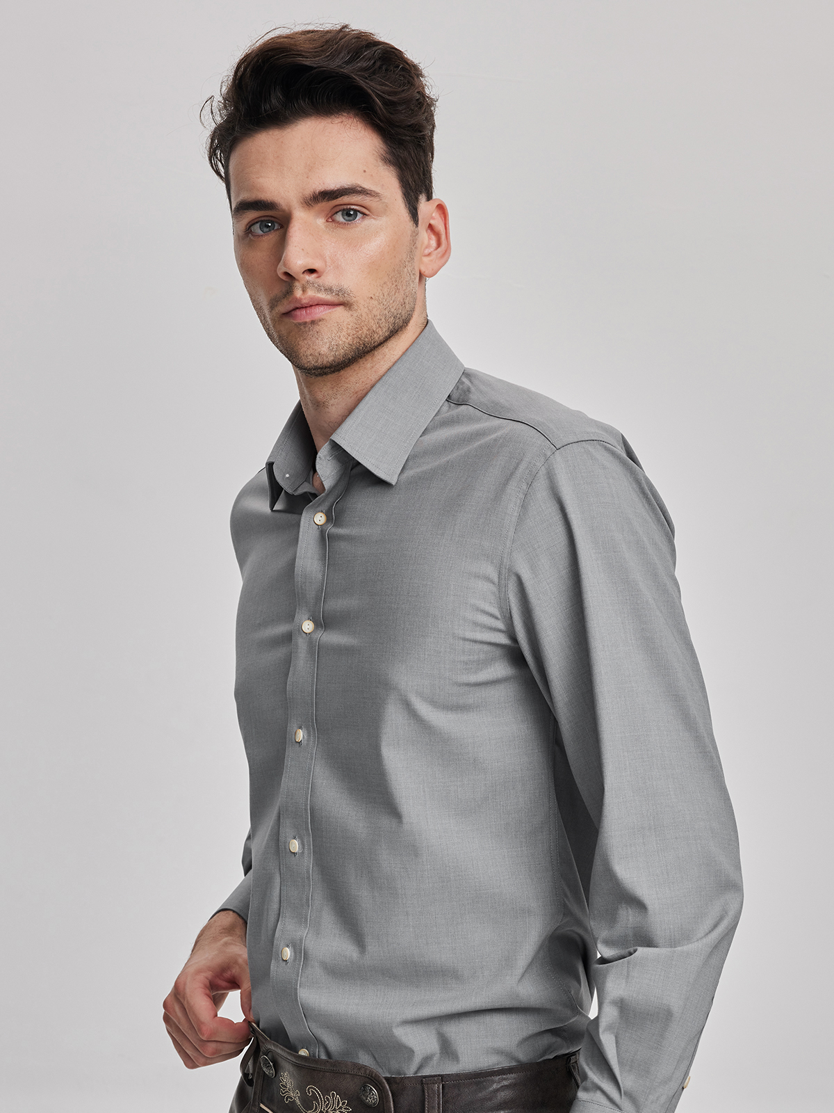 Hochgeschlossene Dirndlbluse in Grau